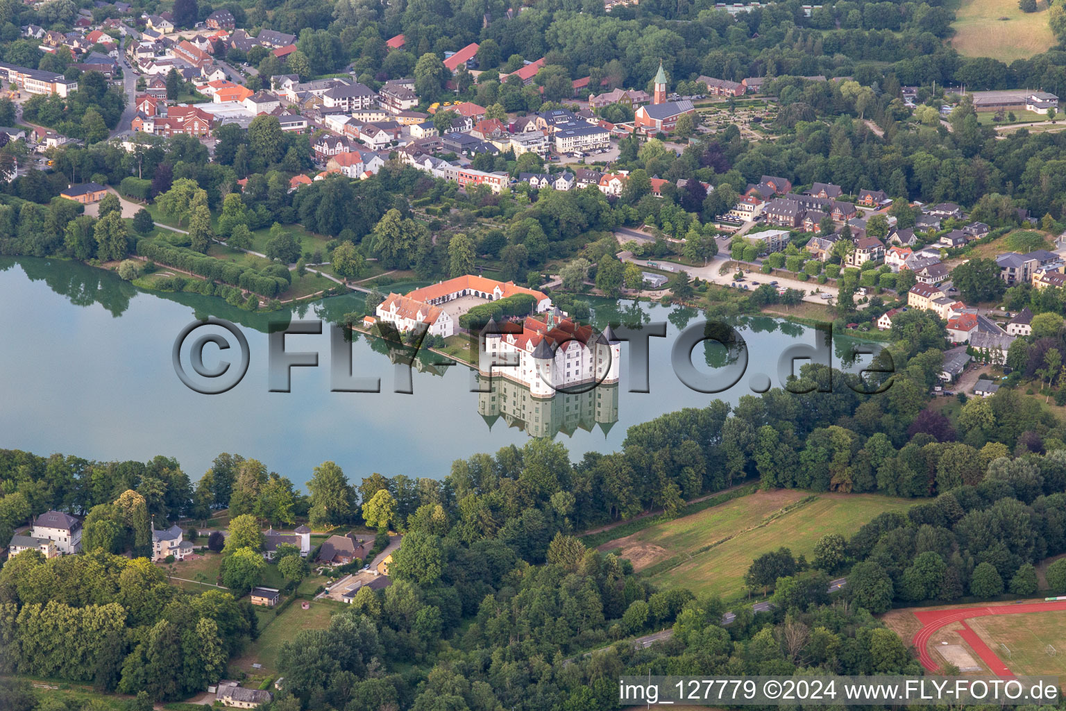 Photographie aérienne de Château Glücksburg dans l'étang du château à le quartier Ulstrupfeld in Glücksburg dans le département Schleswig-Holstein, Allemagne