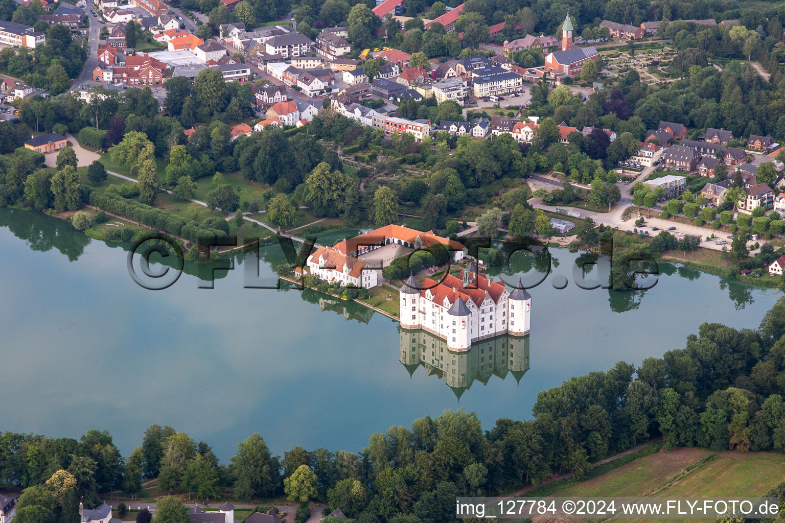 Vue aérienne de Bâtiments et installations du parc du château d'eau Renaissance sur l'étang du château (mer Baltique) à le quartier Ulstrupfeld in Glücksburg dans le département Schleswig-Holstein, Allemagne