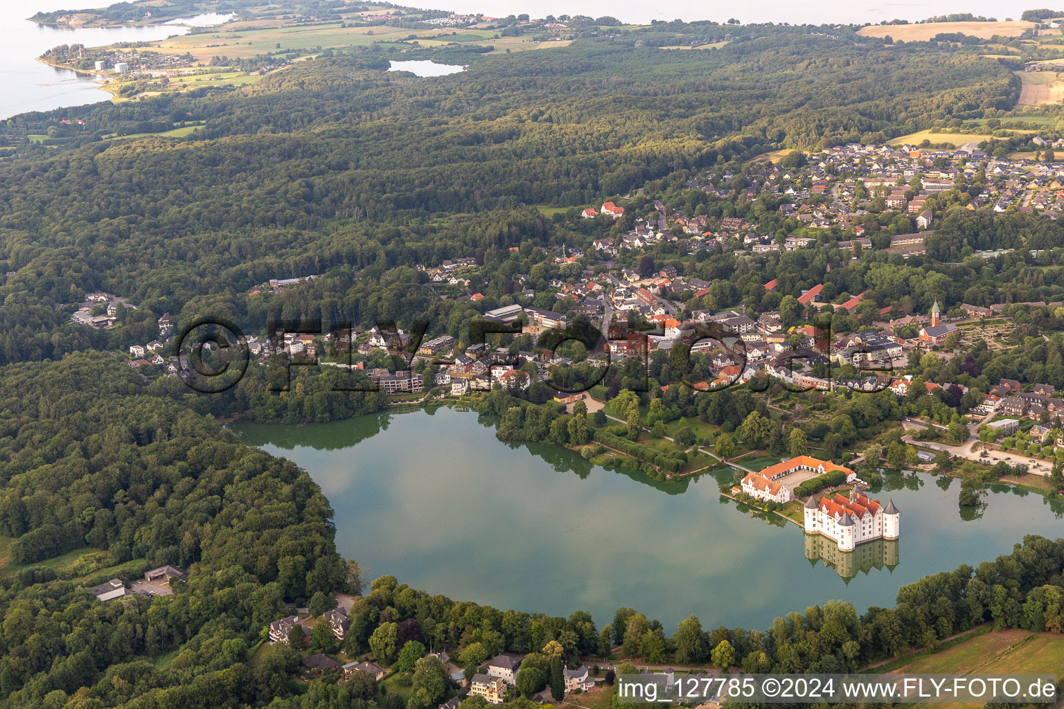 Vue oblique de Château Glücksburg dans l'étang du château à le quartier Ulstrupfeld in Glücksburg dans le département Schleswig-Holstein, Allemagne