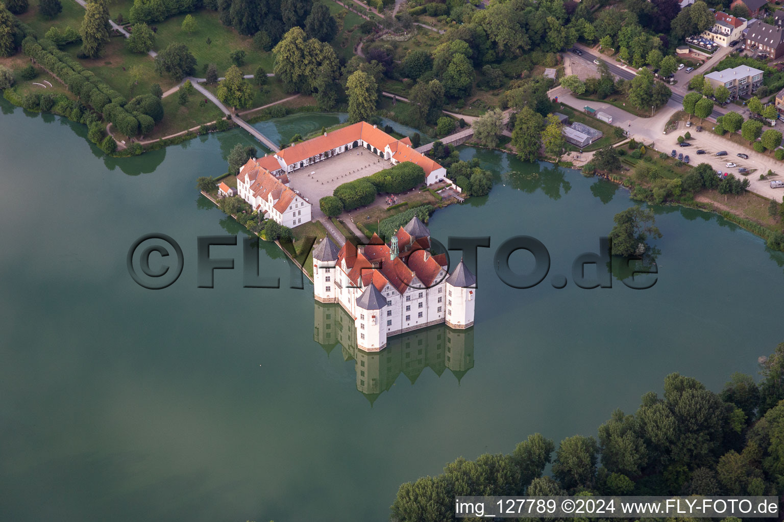 Château Glücksburg dans l'étang du château à le quartier Ulstrupfeld in Glücksburg dans le département Schleswig-Holstein, Allemagne d'en haut