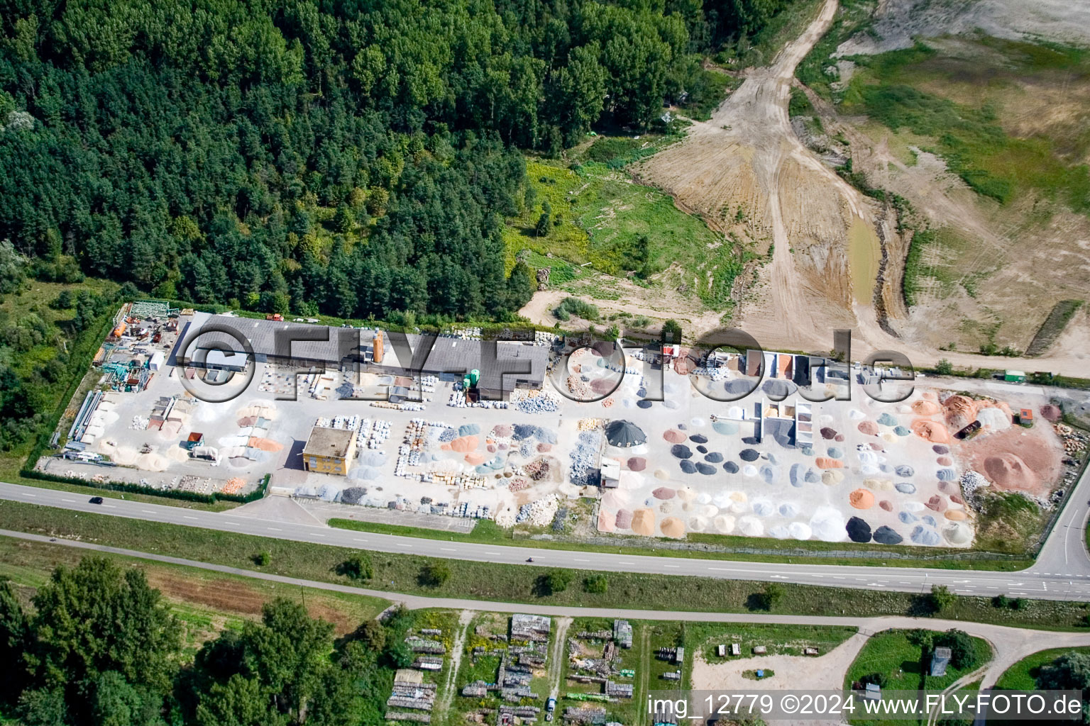 Vue aérienne de Gartenkies, Badische Terrazzo Handelsgesellschaft mbH Huttenheimer Landstrasse 2-6 à le quartier Neudorf in Graben-Neudorf dans le département Bade-Wurtemberg, Allemagne