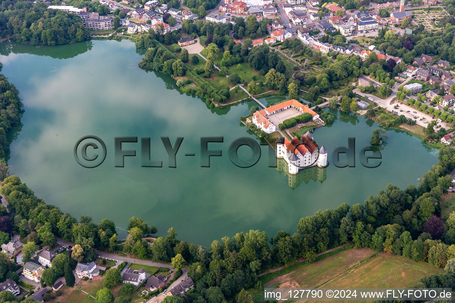 Vue aérienne de Bâtiments et installations du parc du château d'eau Renaissance sur l'étang du château (mer Baltique) à Glücksburg dans le département Schleswig-Holstein, Allemagne