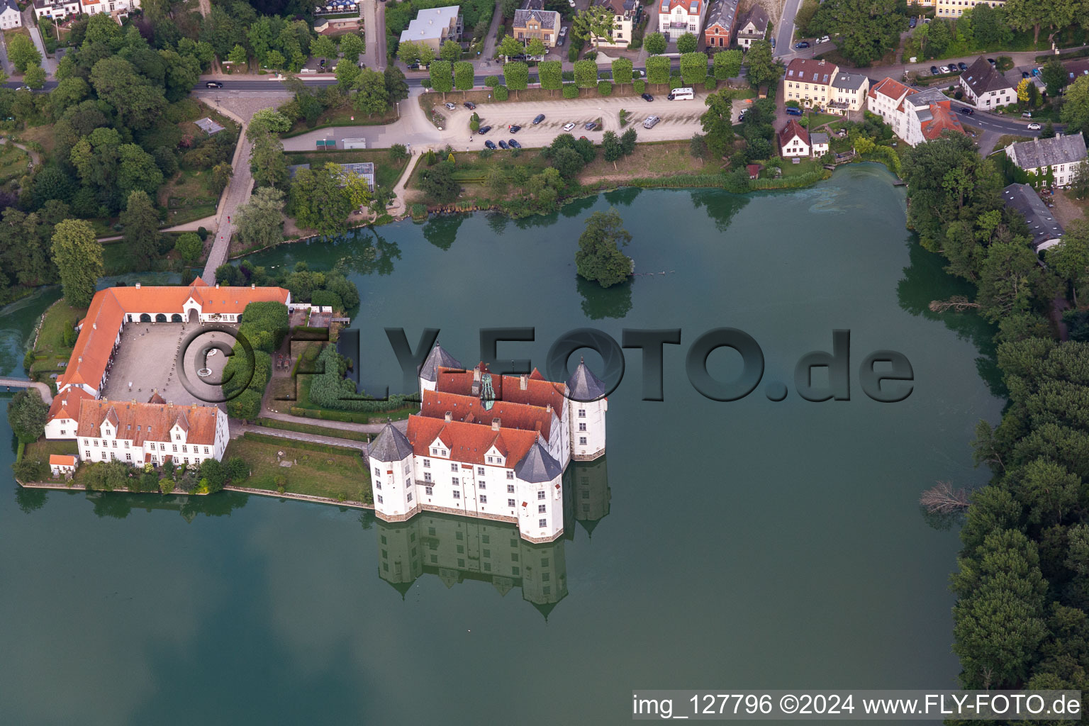 Château Glücksburg dans l'étang du château à le quartier Ulstrupfeld in Glücksburg dans le département Schleswig-Holstein, Allemagne hors des airs