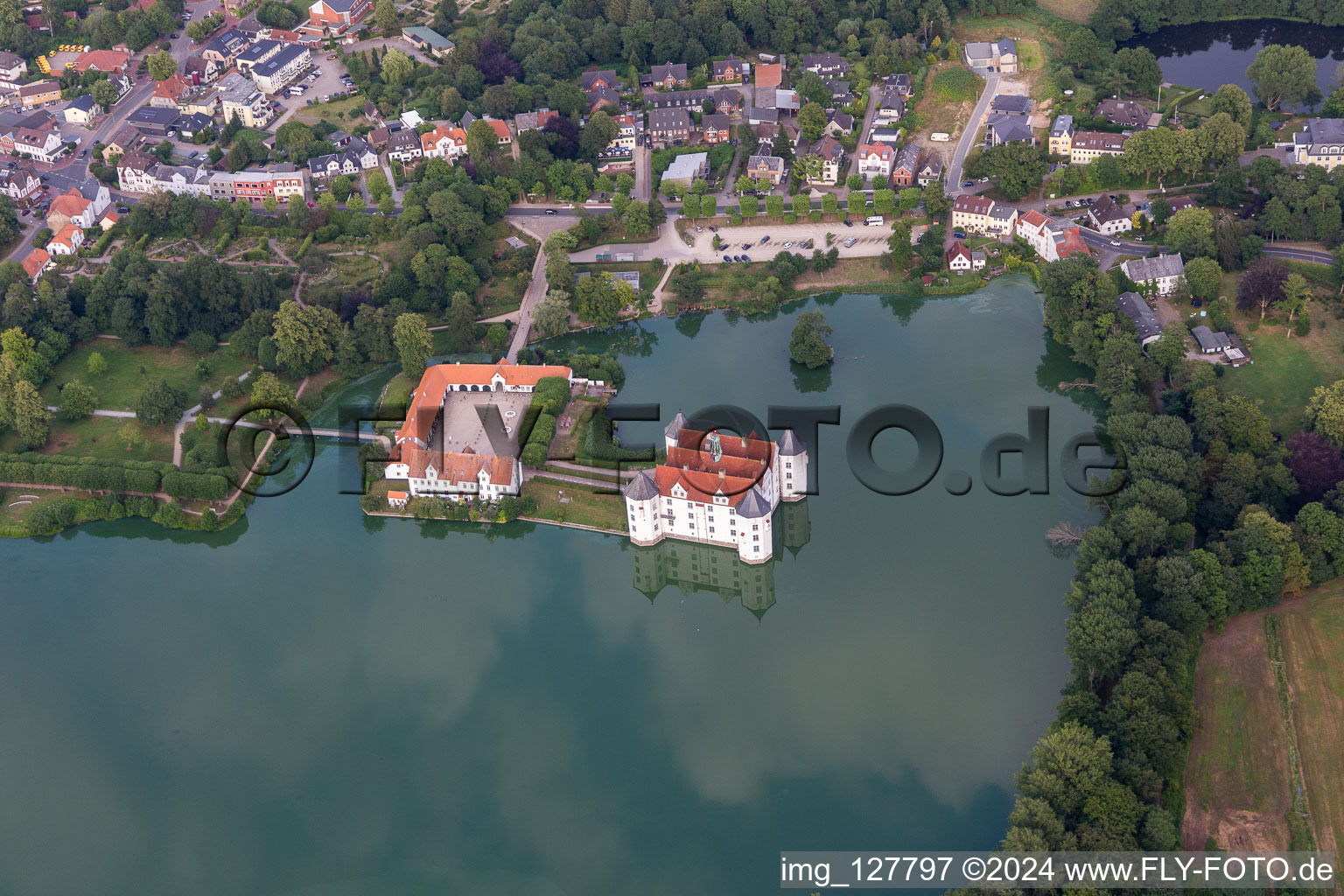 Château Glücksburg dans l'étang du château à le quartier Ulstrupfeld in Glücksburg dans le département Schleswig-Holstein, Allemagne vue d'en haut