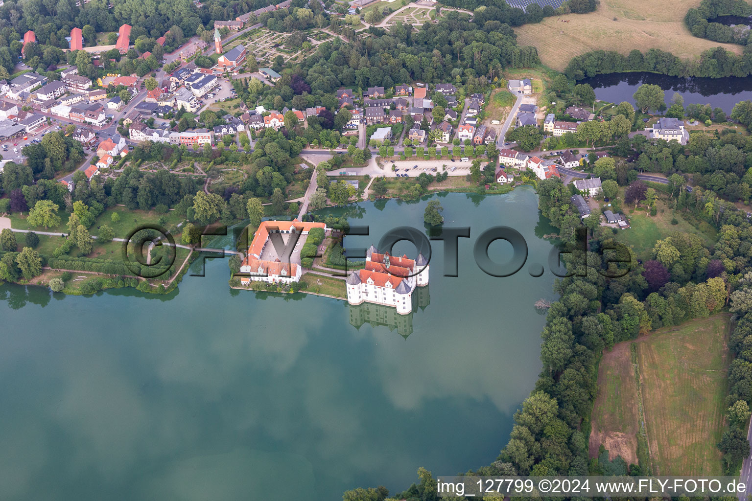 Château Glücksburg dans l'étang du château à le quartier Ulstrupfeld in Glücksburg dans le département Schleswig-Holstein, Allemagne depuis l'avion