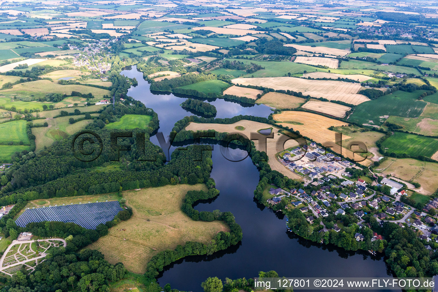 Vue aérienne de Munkbrarupau, étang du moulin à le quartier Ulstrupfeld in Glücksburg dans le département Schleswig-Holstein, Allemagne