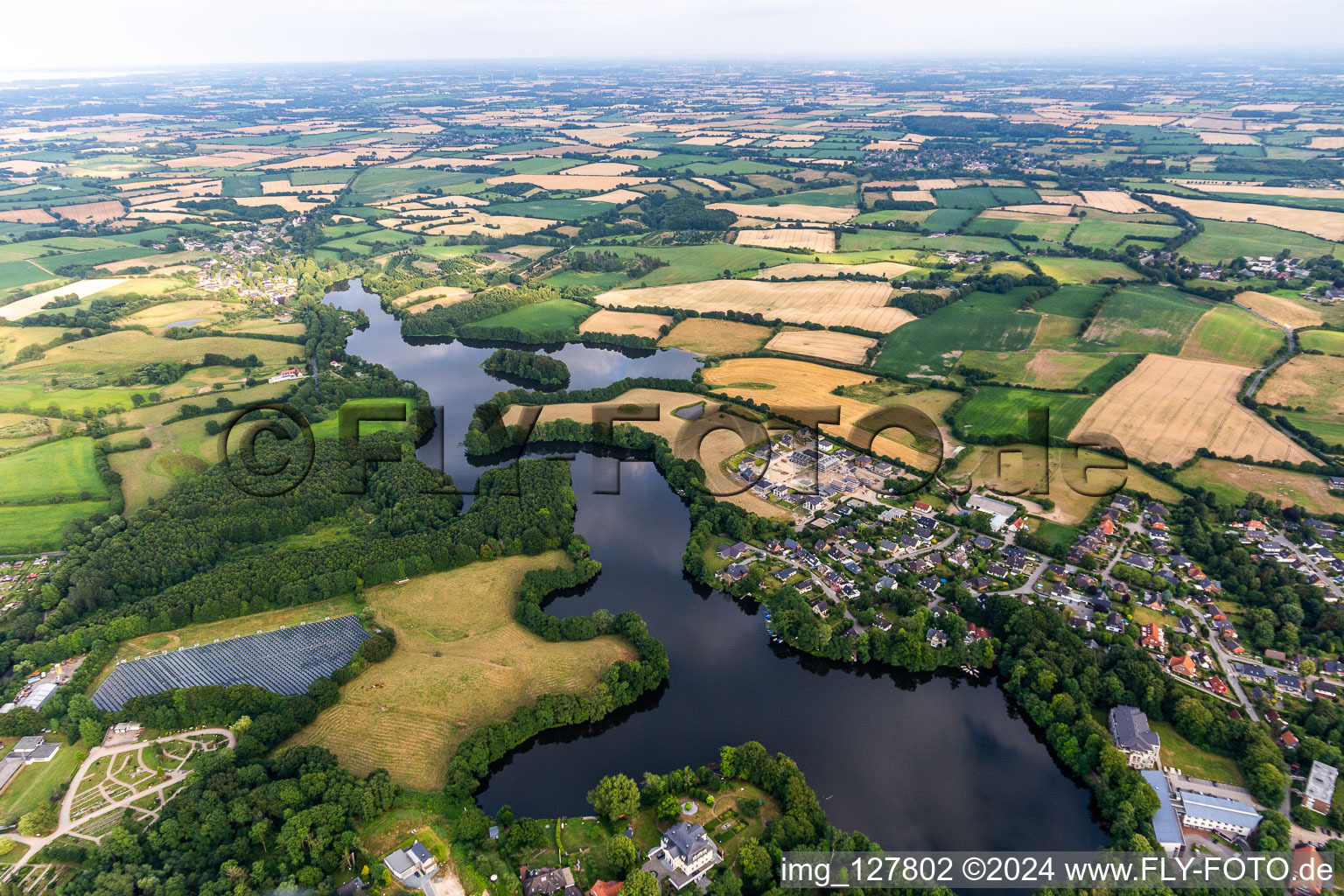 Vue aérienne de Munkbrarupau, étang du moulin à le quartier Ulstrupfeld in Glücksburg dans le département Schleswig-Holstein, Allemagne