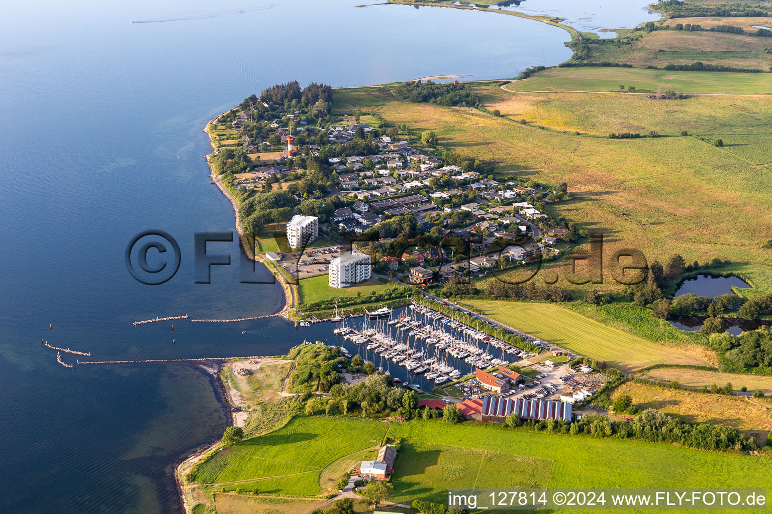 Vue aérienne de Marina CLUB NAUTIC eV avec amarrages pour bateaux de plaisance et amarrages pour bateaux au bord du fjord avec le restaurant « Leuchtturm » dans le quartier de Schausende à Glücksburg dans le département Schleswig-Holstein, Allemagne