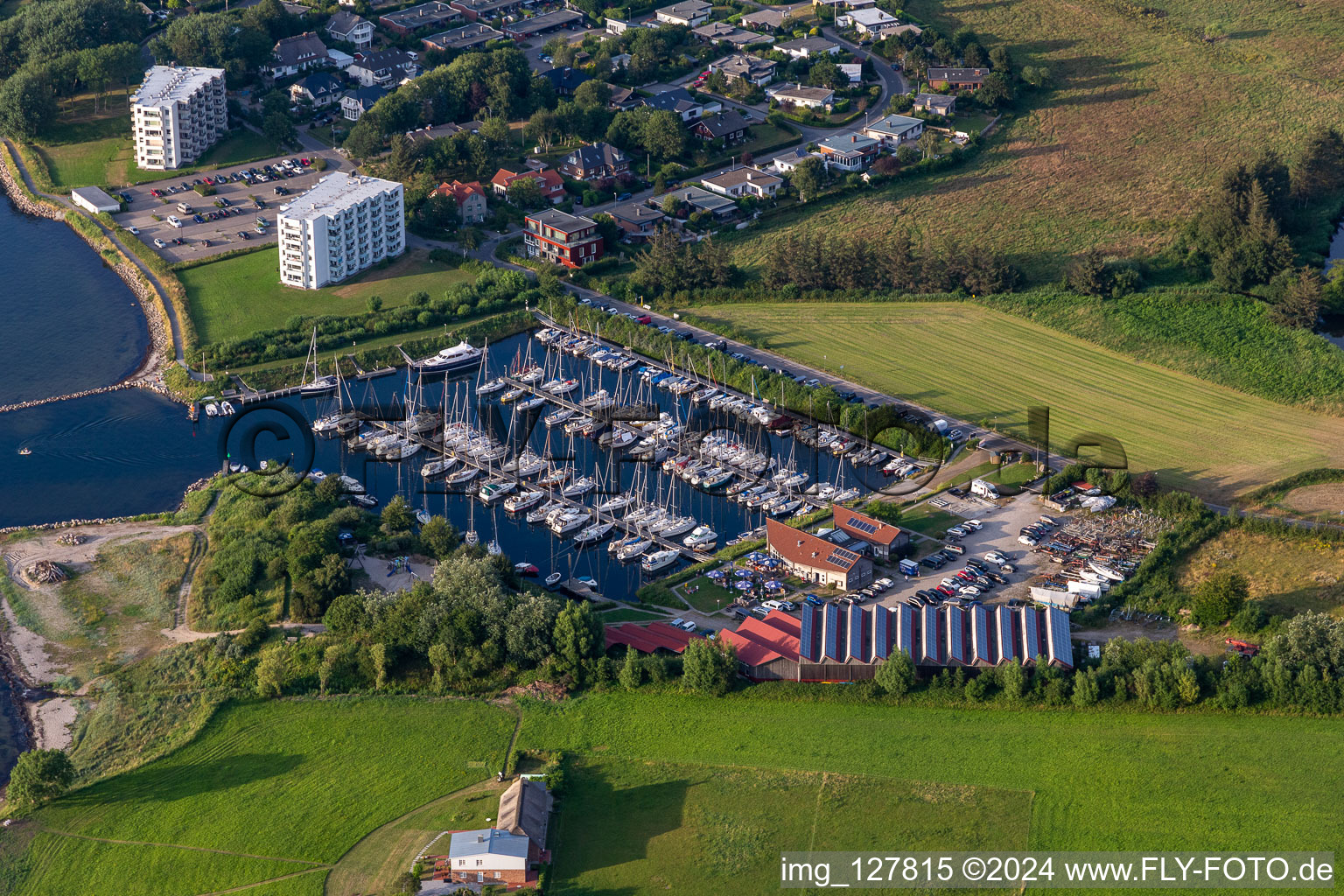 Vue aérienne de Marina CLUB NAUTIC eV avec amarrages pour bateaux de plaisance et amarrages pour bateaux au bord du fjord avec le restaurant « Leuchtturm » dans le quartier de Schausende à le quartier Bockholm in Glücksburg dans le département Schleswig-Holstein, Allemagne