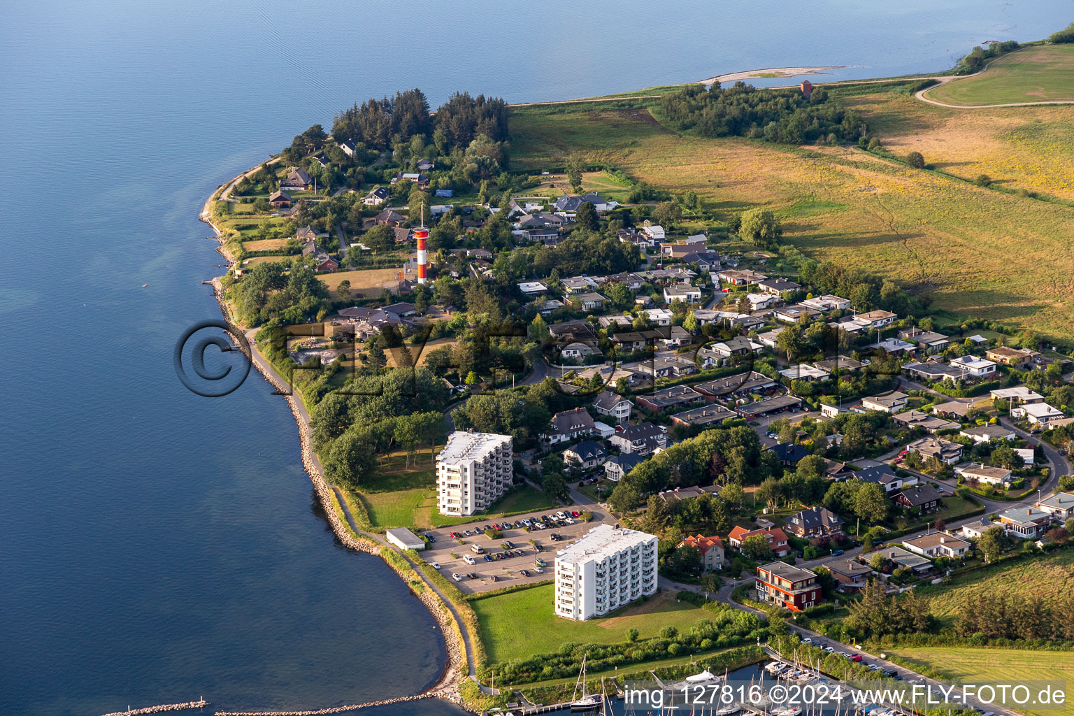 Vue aérienne de Ensemble immobilier d'un immeuble d'habitations à usage de complexe d'appartements de vacances dans le quartier de Schhausende à le quartier Bockholm in Glücksburg dans le département Schleswig-Holstein, Allemagne