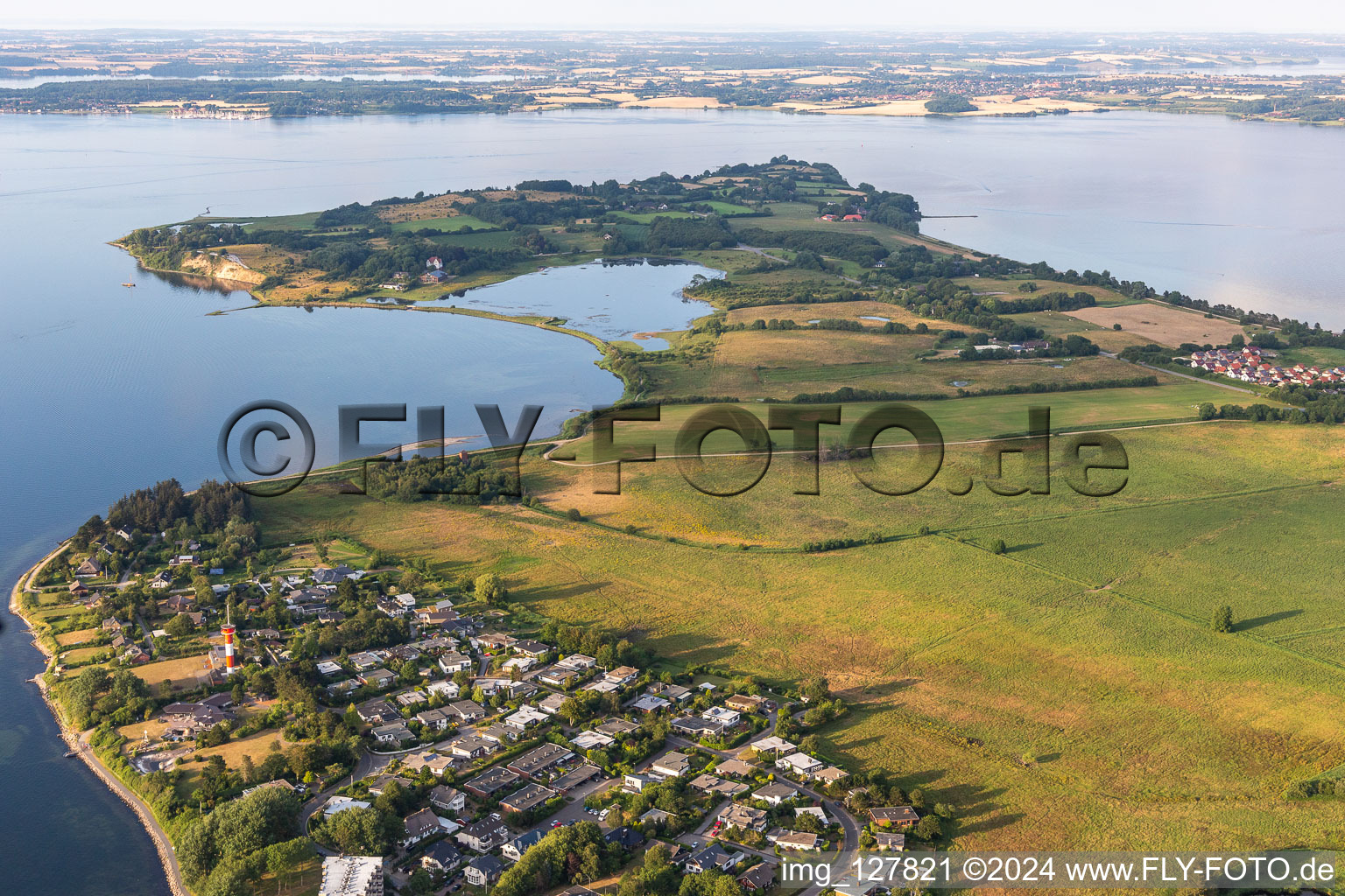 Vue aérienne de Jetée de baignade au phare à le quartier Bockholm in Glücksburg dans le département Schleswig-Holstein, Allemagne