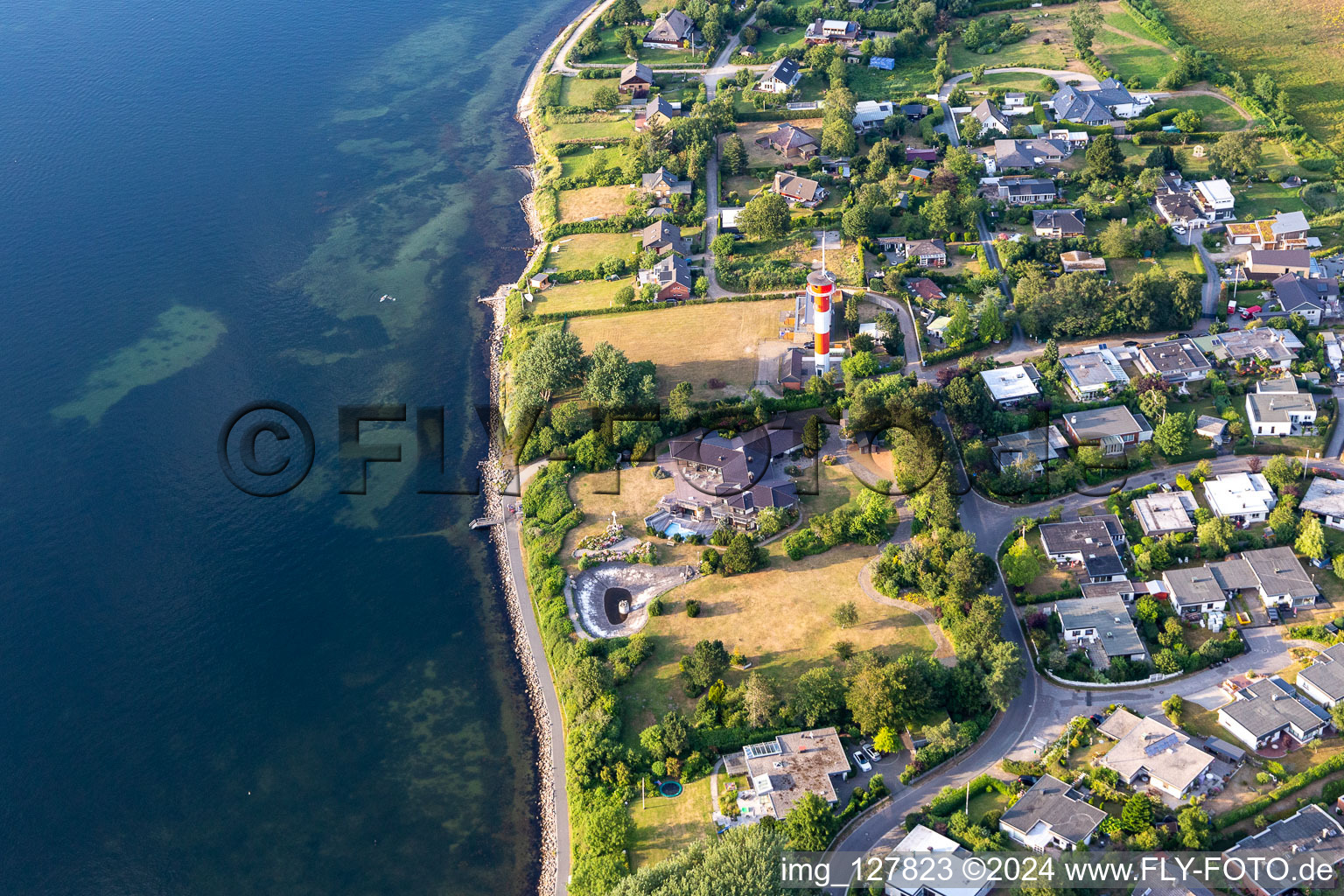 Vue aérienne de Jetée de baignade Schausende Am Leuchtturm, ancienne villa de Beate Uhse à le quartier Bockholm in Glücksburg dans le département Schleswig-Holstein, Allemagne