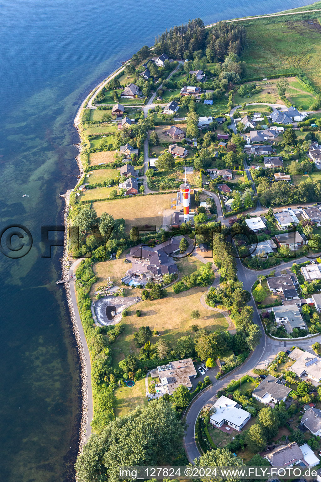 Vue aérienne de Phare dans la zone côtière du fjord dans l'ancienne villa de Beate Uhse à Schhausende à le quartier Bockholm in Glücksburg dans le département Schleswig-Holstein, Allemagne