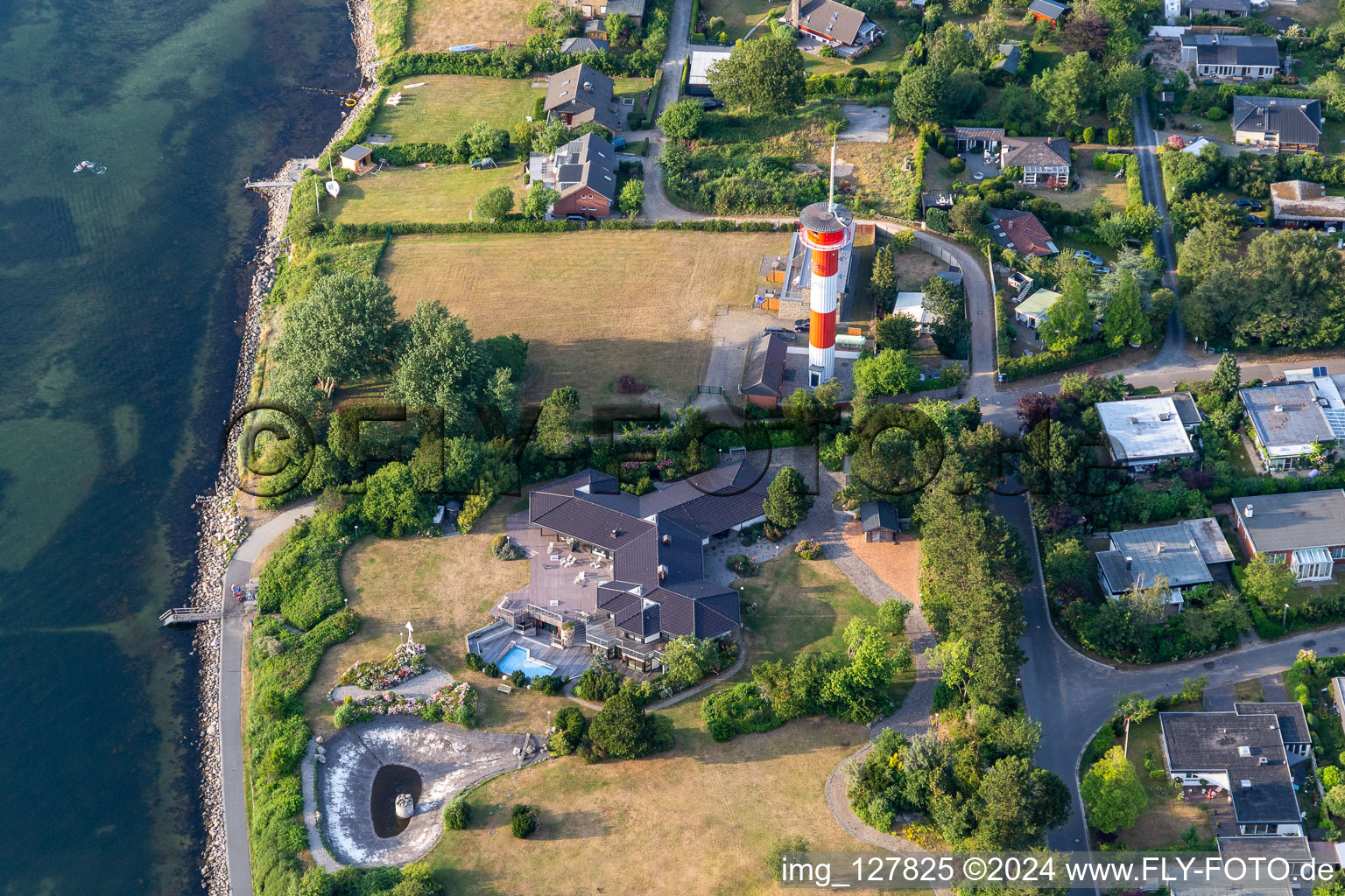 Vue aérienne de Phare dans la zone côtière du fjord dans l'ancienne villa de Beate Uhse à Schhausende à le quartier Bockholm in Glücksburg dans le département Schleswig-Holstein, Allemagne