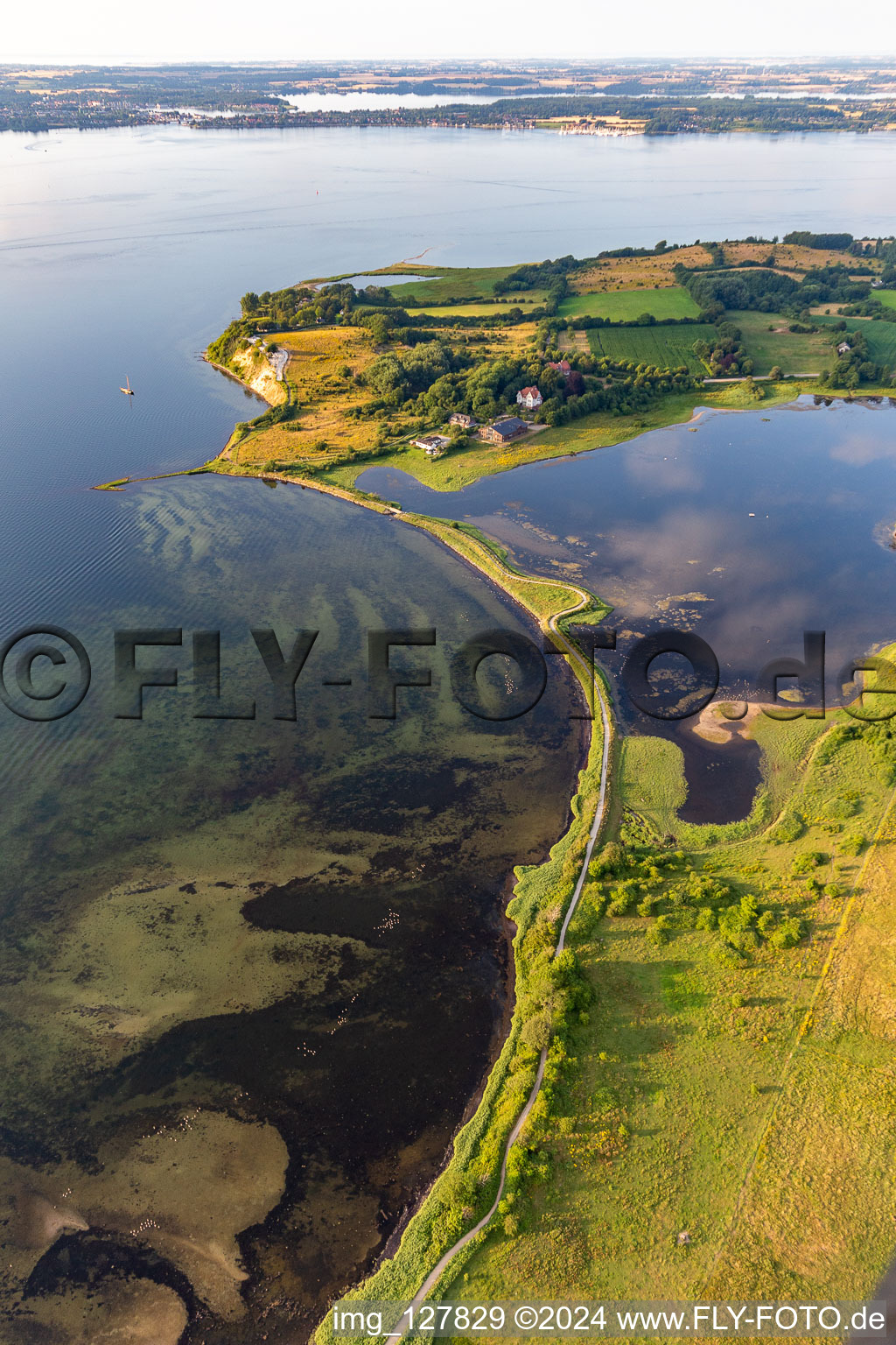 Vue aérienne de Surface de l'eau sur la côte de la mer avec le pont Noor sur le fjord de Flensburg en Holnis à le quartier Holnis in Glücksburg dans le département Schleswig-Holstein, Allemagne