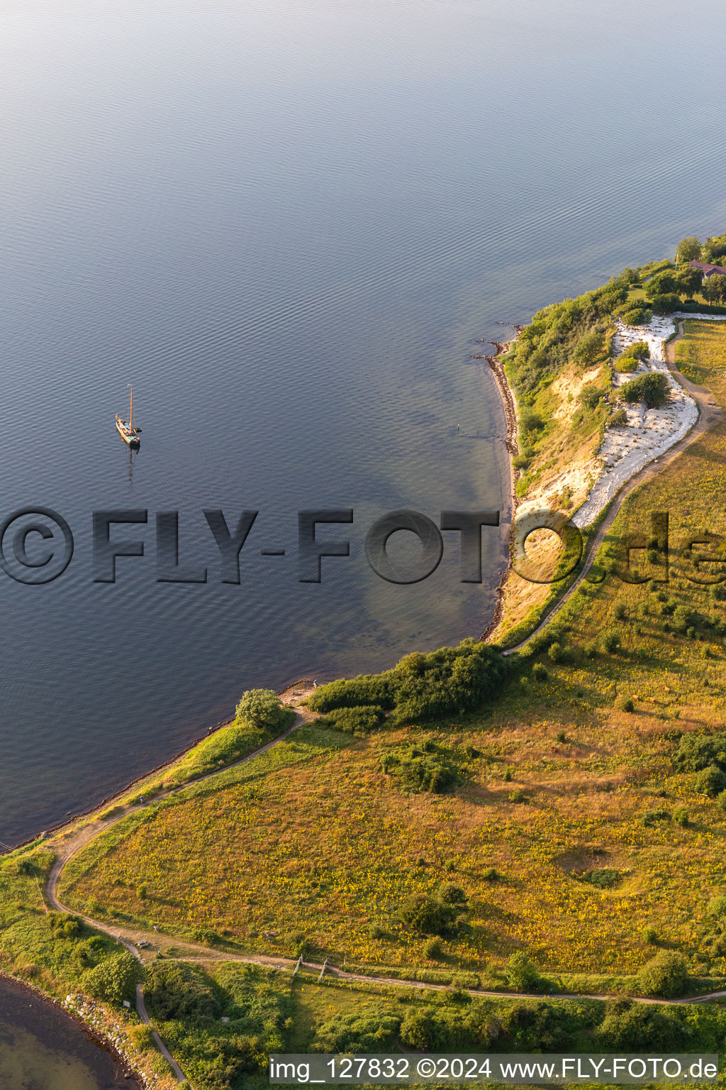 Photographie aérienne de Surface de l'eau sur la côte de la mer avec le pont Noor sur le fjord de Flensburg en Holnis à le quartier Holnis in Glücksburg dans le département Schleswig-Holstein, Allemagne