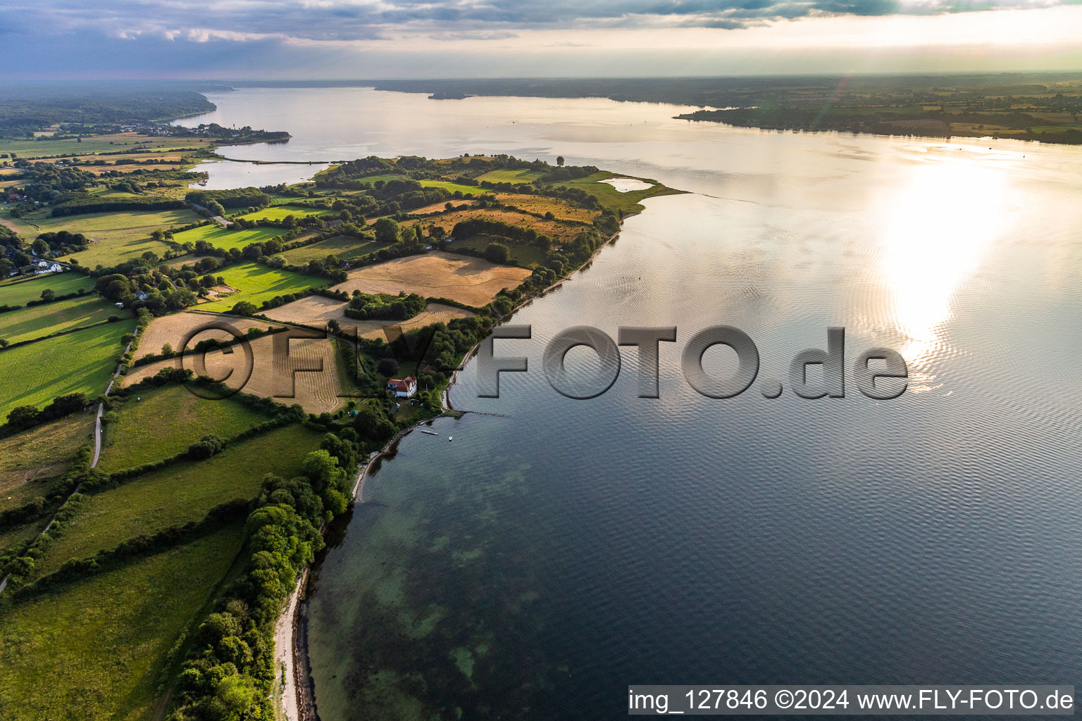 Vue aérienne de Tombe du marin" et pointe Holnis à la pointe nord de la péninsule Holnis sur le fjord de Flensburg (mer Baltique) à le quartier Holnis in Glücksburg dans le département Schleswig-Holstein, Allemagne