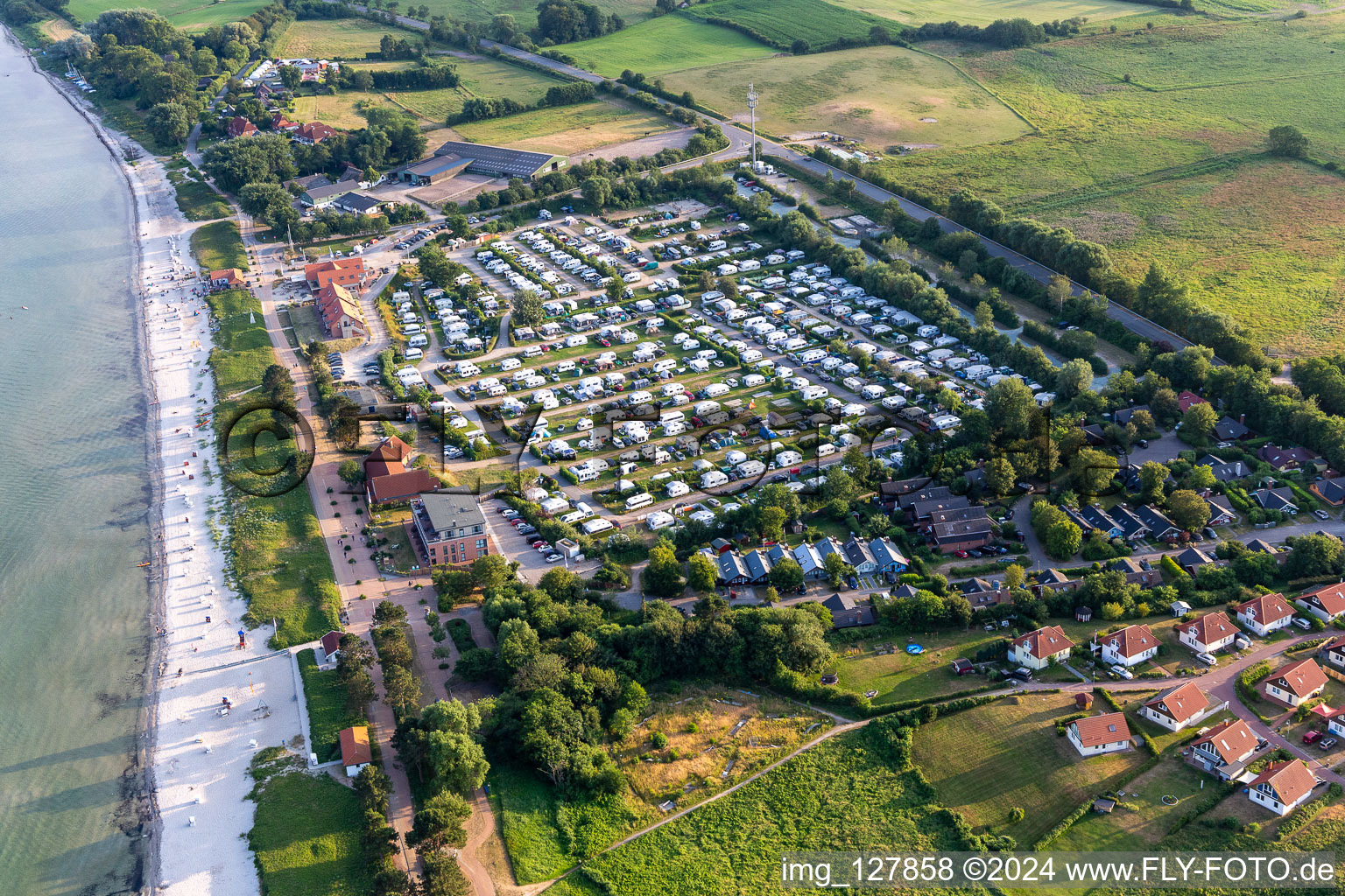 Vue aérienne de Camping HOLNIS, camp mer Baltique Glücksburg - Holnis à le quartier Bockholm in Glücksburg dans le département Schleswig-Holstein, Allemagne