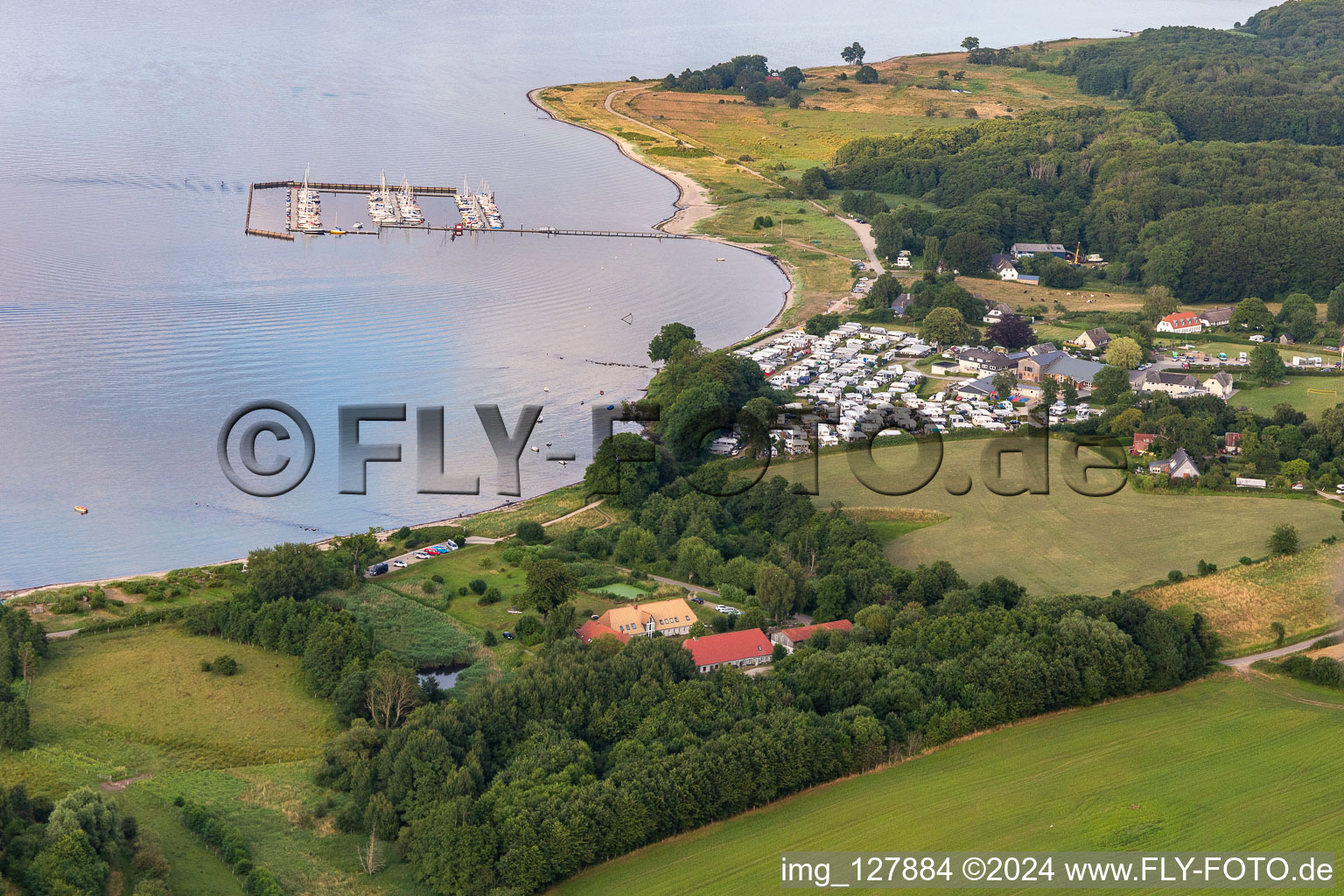 Vue aérienne de Camping de Bockholmwik et embarcadère pour bateaux de sport et voiliers et amarres pour bateaux dans le port "Marina de Bockholmwik à le quartier Rüde in Munkbrarup dans le département Schleswig-Holstein, Allemagne