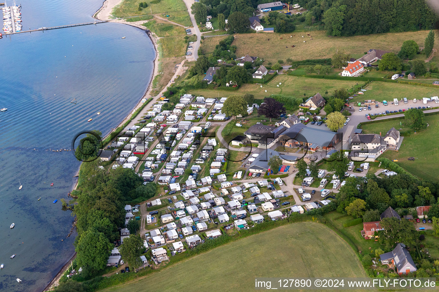 Vue aérienne de Camping Bockholmwik, restaurant Bock 19, port de plaisance de Bockholmwik à le quartier Rüde in Munkbrarup dans le département Schleswig-Holstein, Allemagne