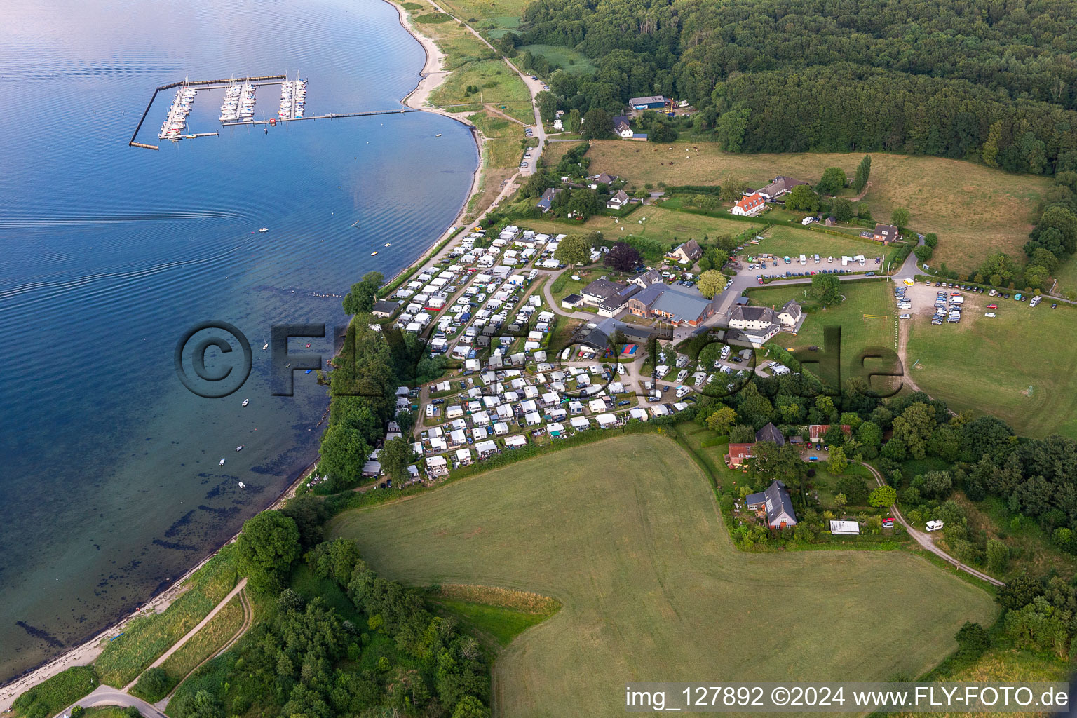 Vue aérienne de Camping Bockholmwik, restaurant Bock 19, port de plaisance de Bockholmwik à le quartier Rüde in Munkbrarup dans le département Schleswig-Holstein, Allemagne