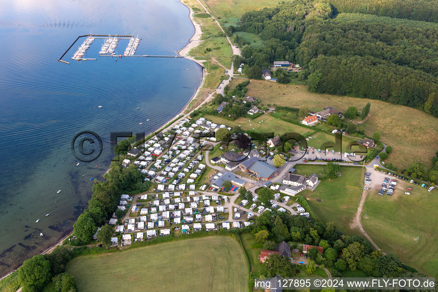 Vue aérienne de Camping de Bockholmwik et embarcadère pour bateaux de sport et voiliers et amarres pour bateaux dans le port "Marina de Bockholmwik à le quartier Rüde in Munkbrarup dans le département Schleswig-Holstein, Allemagne