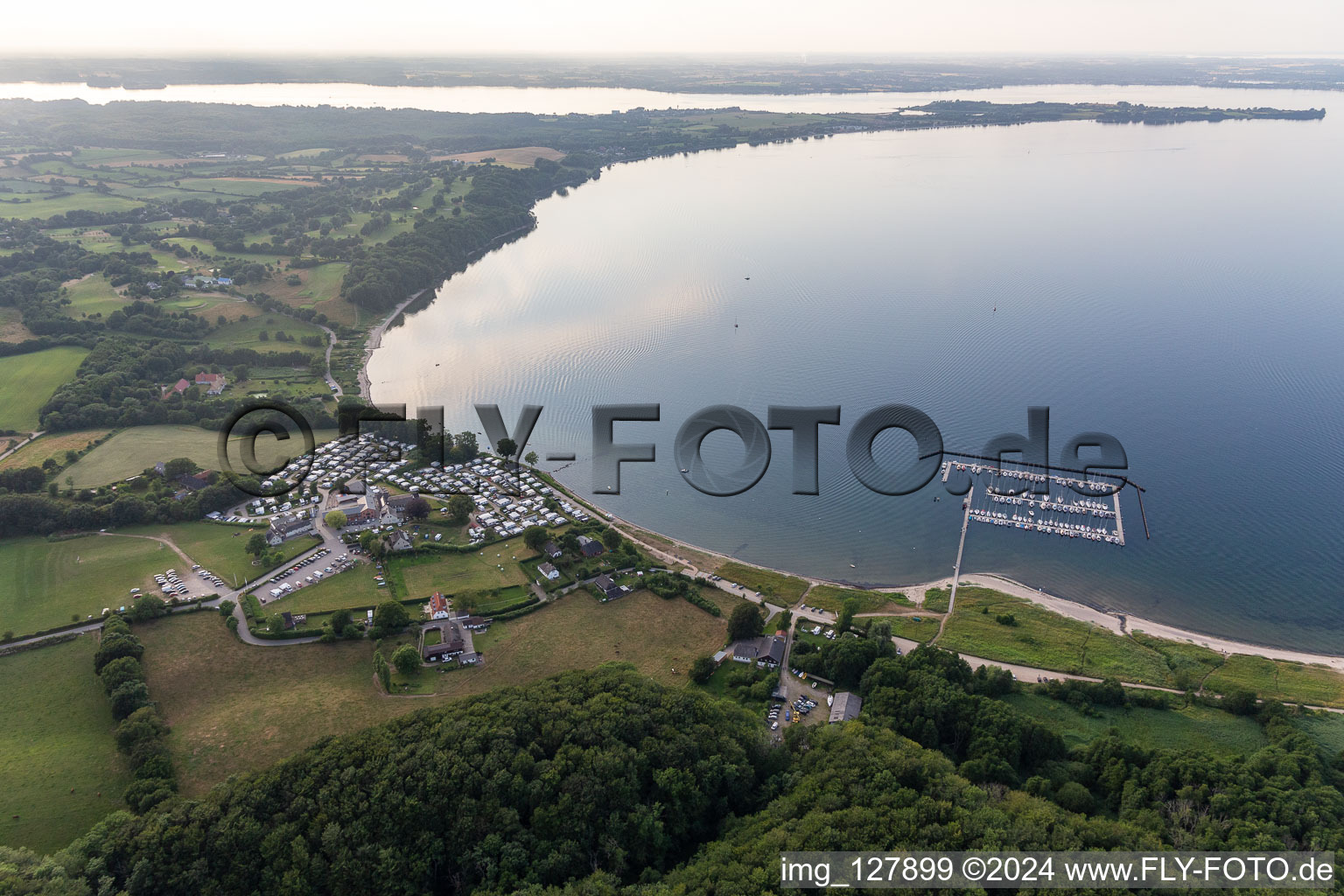 Vue oblique de Camping Bockholmwik, restaurant Bock 19, port de plaisance de Bockholmwik à le quartier Rüde in Munkbrarup dans le département Schleswig-Holstein, Allemagne