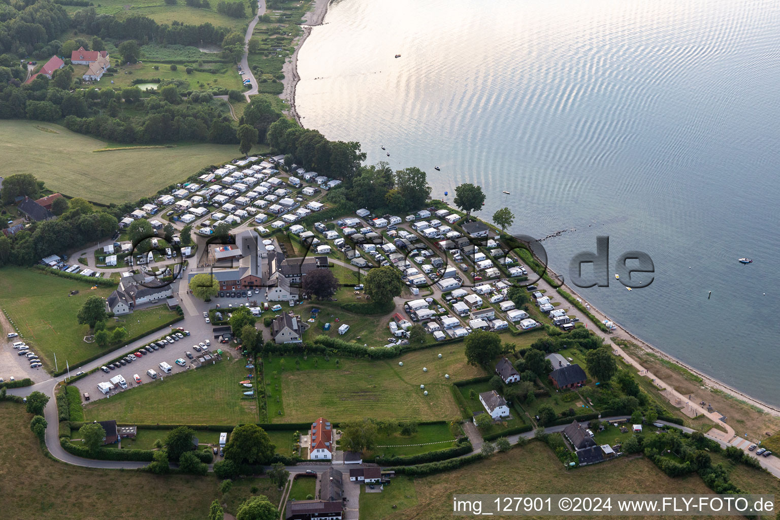 Vue aérienne de Camping Bockholmwik, restaurant Bock 19 à le quartier Rüde in Munkbrarup dans le département Schleswig-Holstein, Allemagne