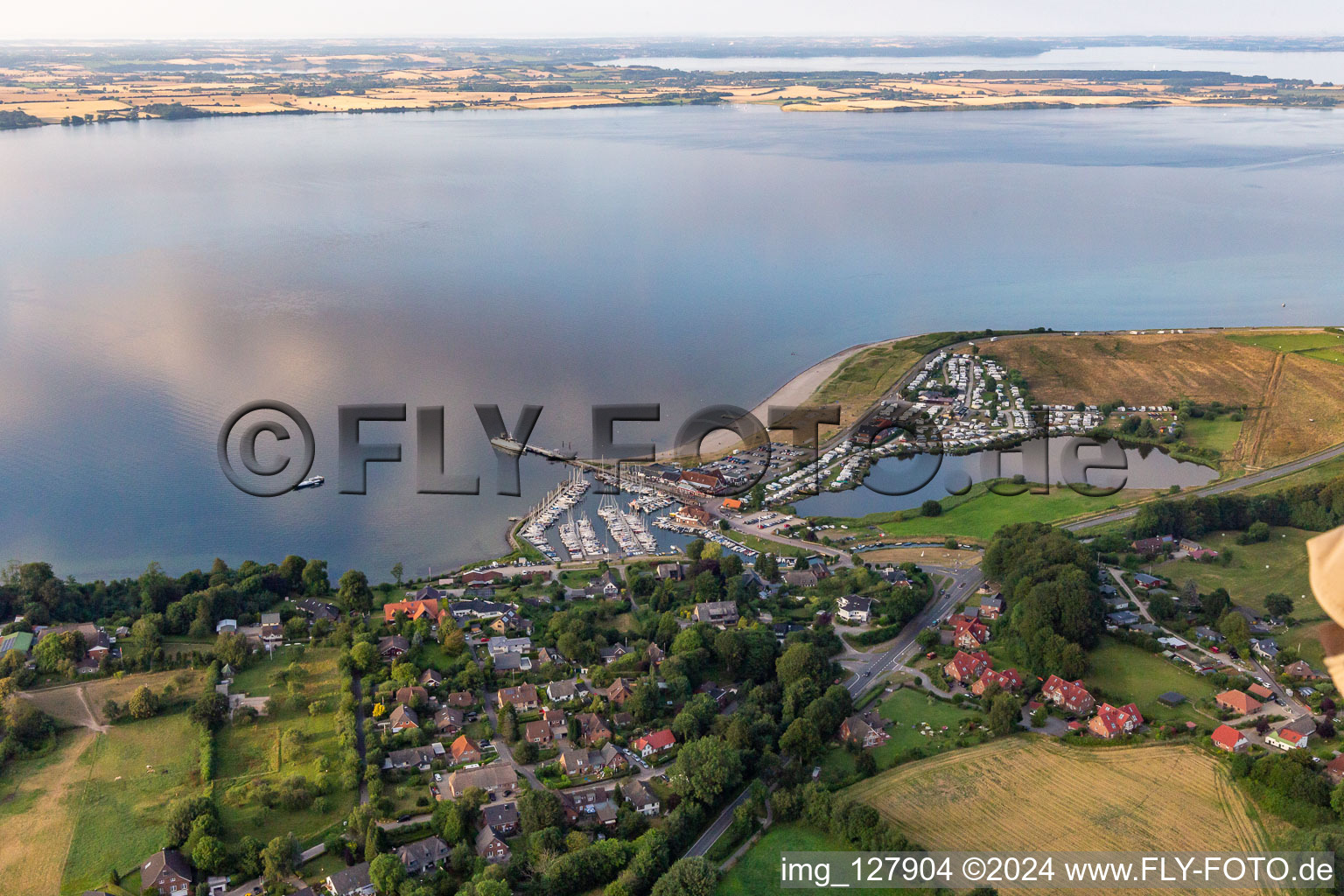 Vue aérienne de Port avec ferry pour Sonderburg, camping Langballigau à Westerholz dans le département Schleswig-Holstein, Allemagne