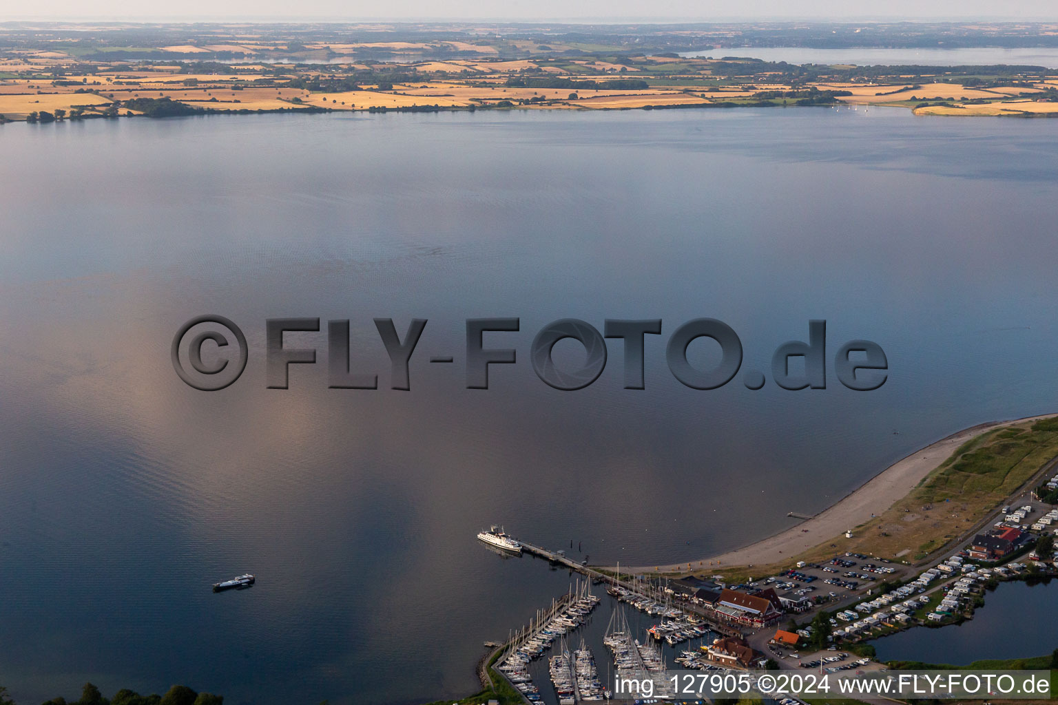 Vue aérienne de Marina avec amarrages pour bateaux sur la côte de Langballigau à le quartier Langballigholz in Langballig dans le département Schleswig-Holstein, Allemagne