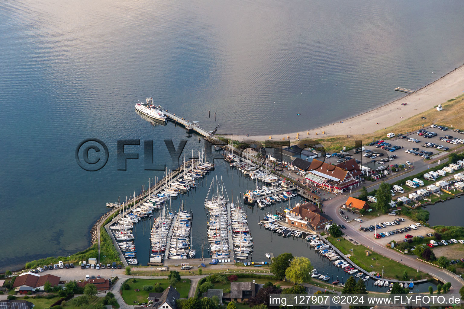 Vue aérienne de Marina avec amarrages pour bateaux sur la côte de Langballigau à le quartier Langballigholz in Langballig dans le département Schleswig-Holstein, Allemagne