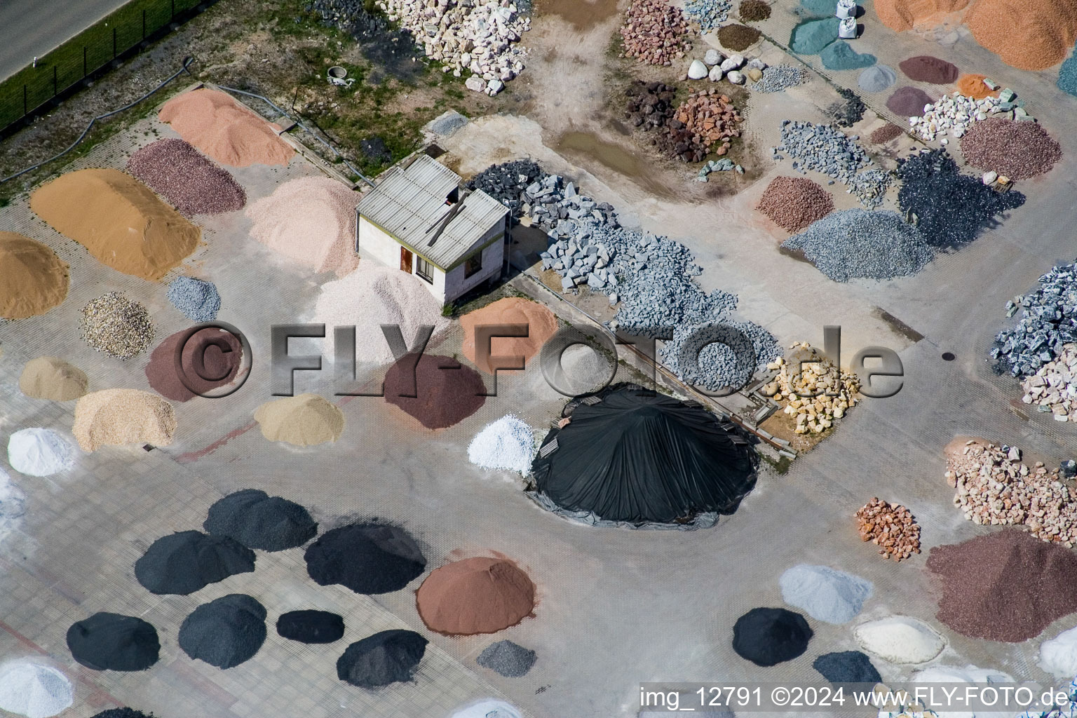 Vue aérienne de Gravier de jardin, Badische Terrazzo Handelsgesellschaft mbH à le quartier Neudorf in Graben-Neudorf dans le département Bade-Wurtemberg, Allemagne