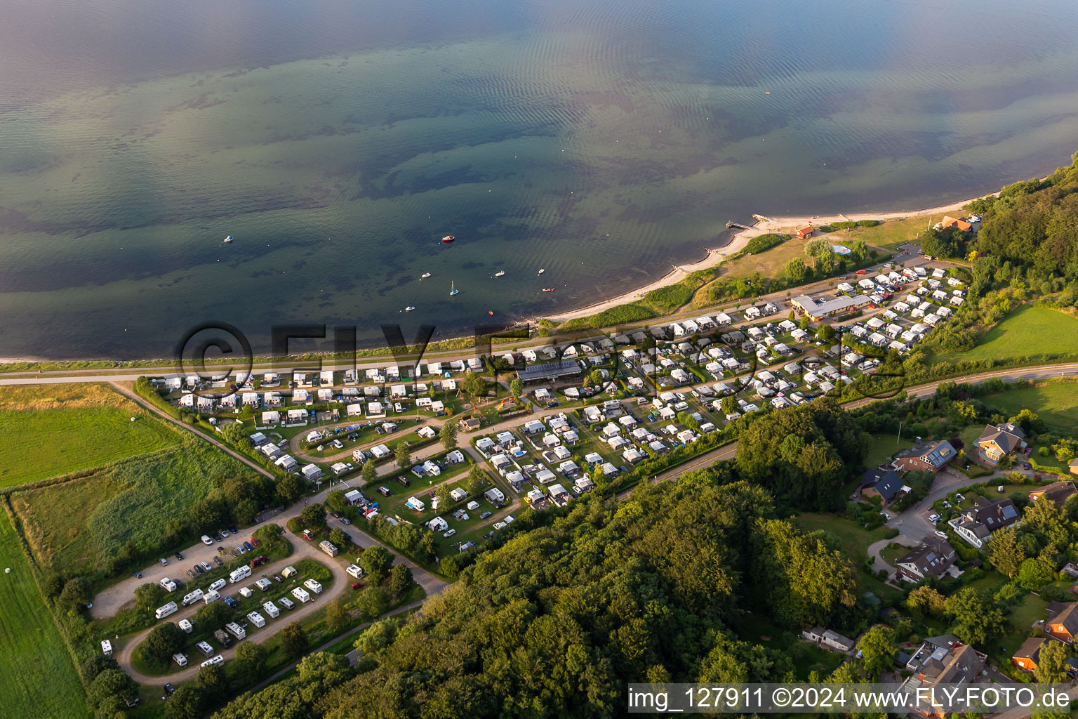 Vue aérienne de Camping avec caravanes et tentes sur la plage de la mer Baltique à Langballigholz à Westerholz dans le département Schleswig-Holstein, Allemagne