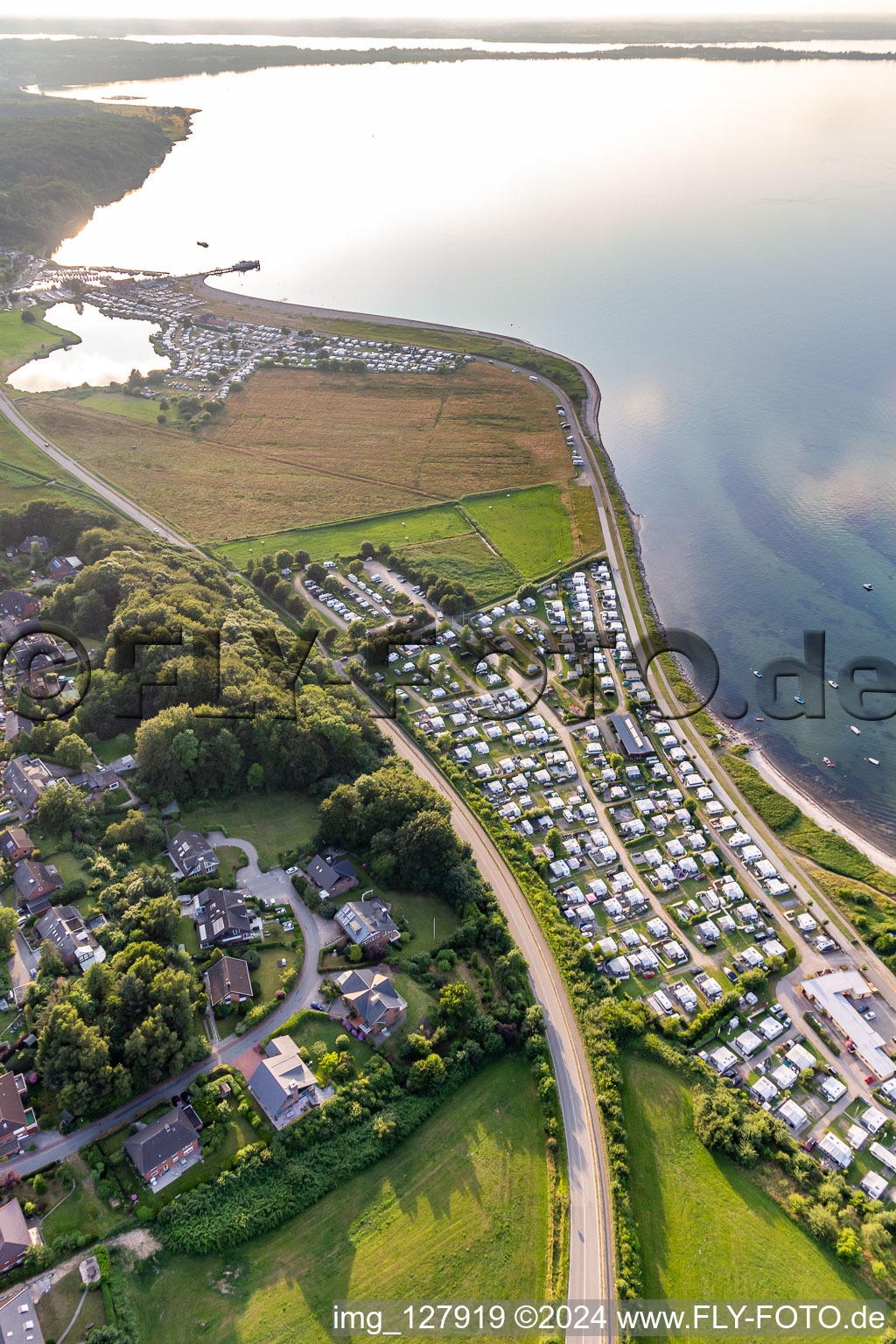 Vue aérienne de Camping avec caravanes et tentes sur la plage de la mer Baltique à Langballigholz à Westerholz dans le département Schleswig-Holstein, Allemagne