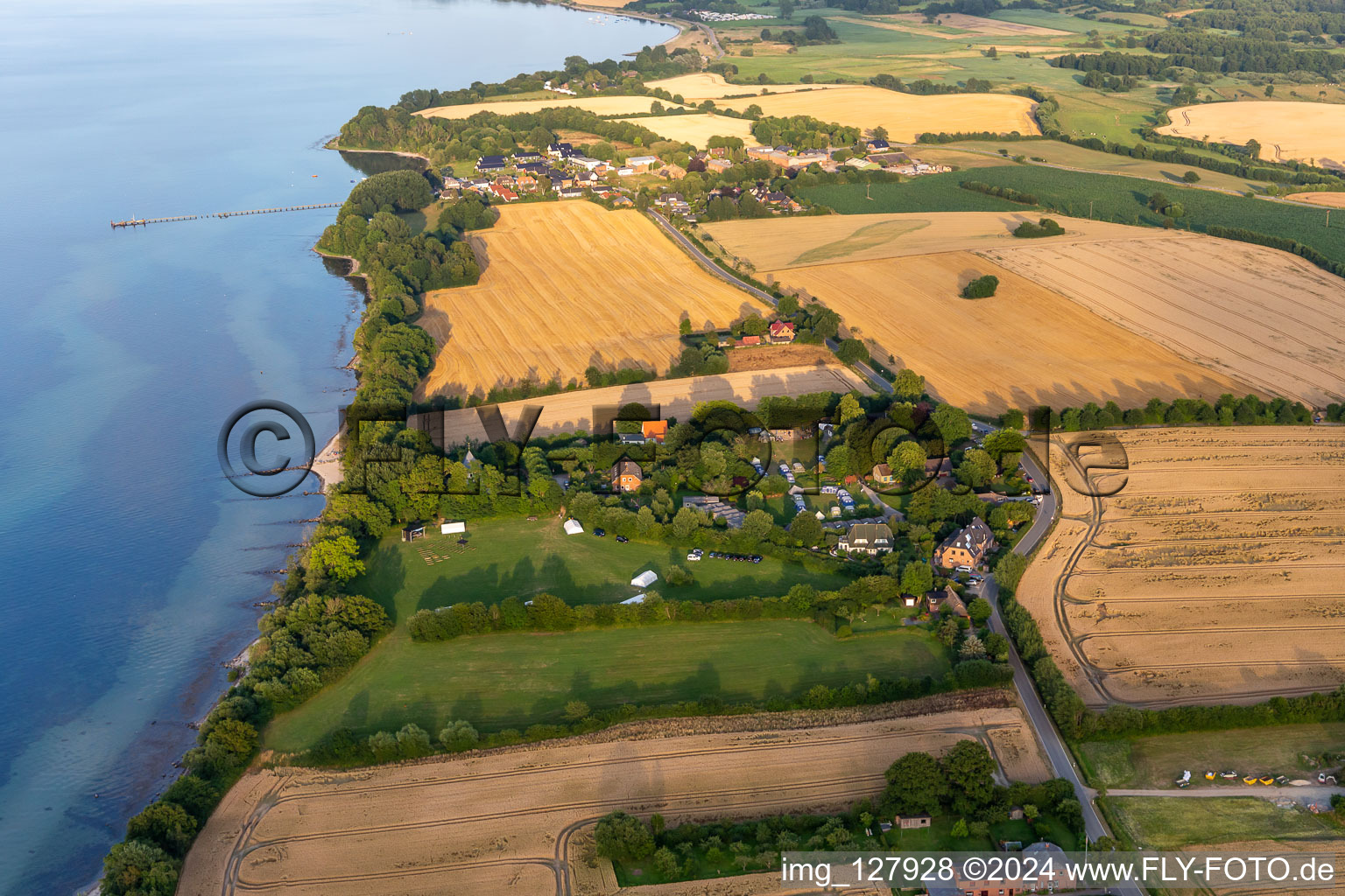 Vue aérienne de Camp de vacances de la maison de quartier de l'église du Schleswig Flensburg Neukirchen à le quartier Neukirchen in Steinbergkirche dans le département Schleswig-Holstein, Allemagne