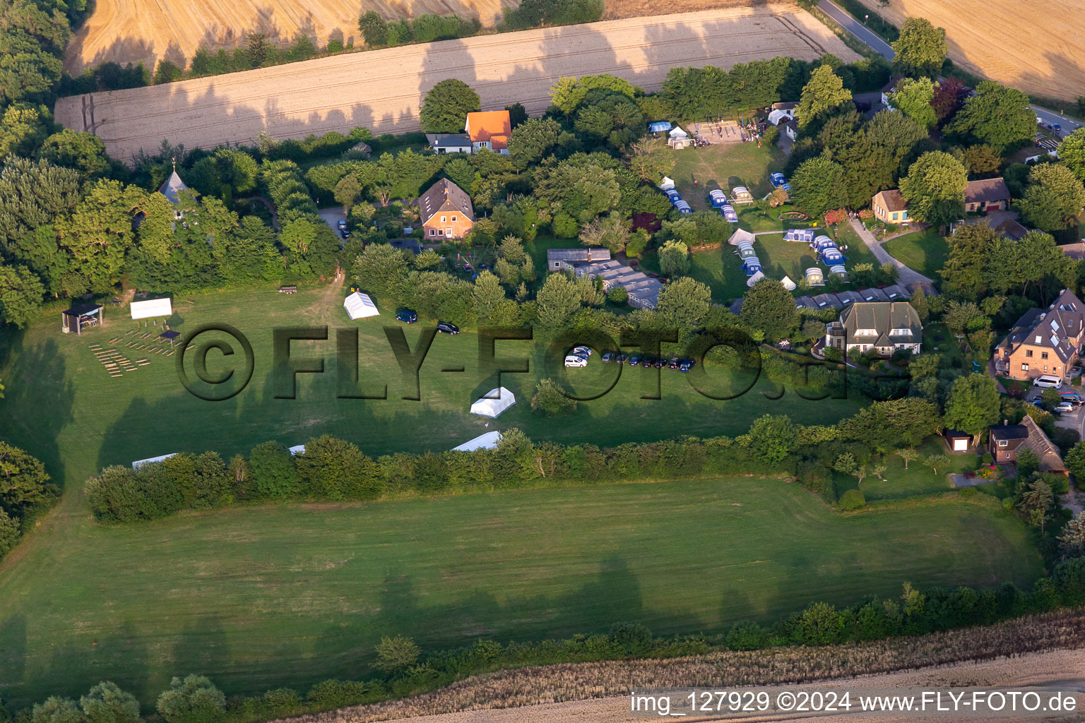 Vue aérienne de Camp de vacances de la maison de quartier de l'église du Schleswig Flensburg Neukirchen à le quartier Neukirchen in Steinbergkirche dans le département Schleswig-Holstein, Allemagne