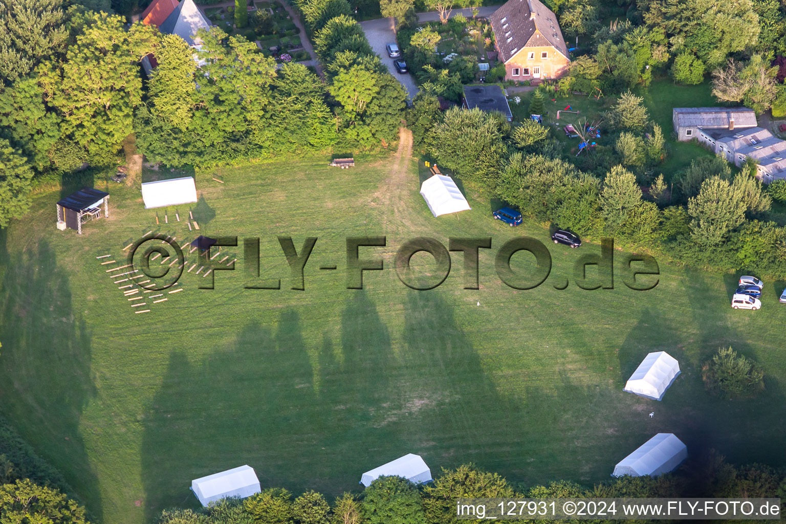 Vue oblique de Camp de vacances de la maison de quartier de l'église du Schleswig Flensburg Neukirchen à le quartier Neukirchen in Steinbergkirche dans le département Schleswig-Holstein, Allemagne