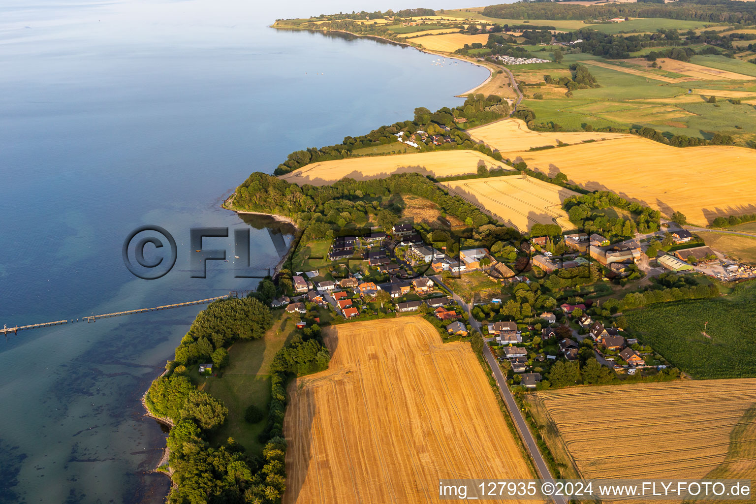 Vue aérienne de Vieille jetée de Quern à le quartier Nieby in Steinbergkirche dans le département Schleswig-Holstein, Allemagne