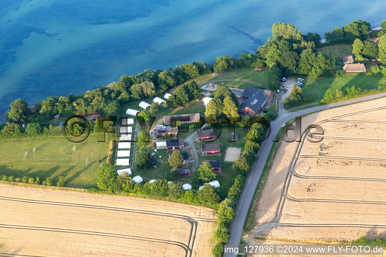 Vue aérienne de Centre de loisirs pour les jeunes à le quartier Nieby in Steinbergkirche dans le département Schleswig-Holstein, Allemagne