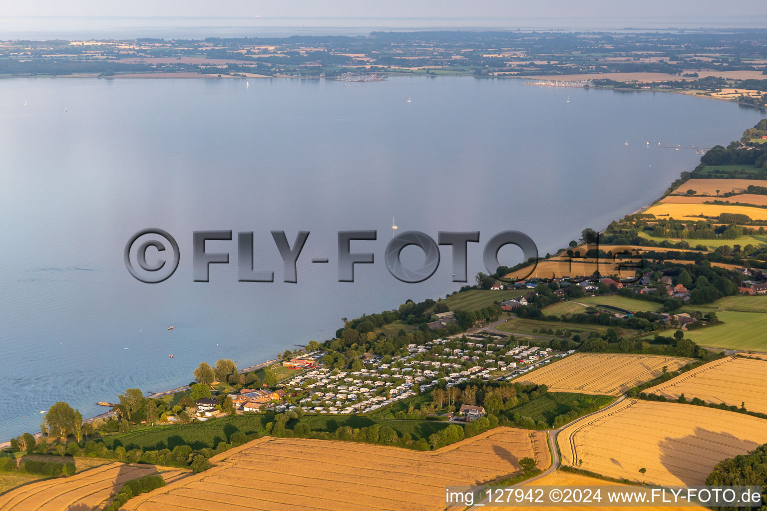 Vue aérienne de Camping Nordstern avec caravanes et tentes au bord de la mer Baltique dans la station balnéaire Norgaardholz en Norgaardholz à le quartier Norgaardholz in Steinberg dans le département Schleswig-Holstein, Allemagne