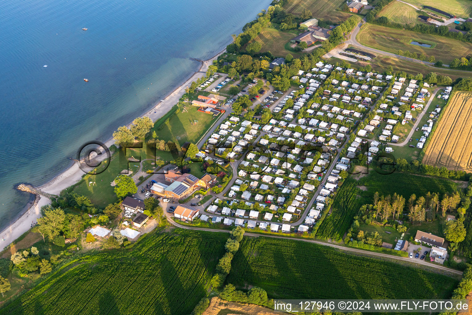 Vue aérienne de Camping Nordstern avec caravanes et tentes au bord de la mer Baltique dans la station balnéaire Norgaardholz en Norgaardholz à le quartier Norgaardholz in Steinberg dans le département Schleswig-Holstein, Allemagne