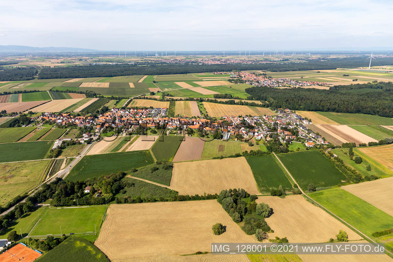 Erlenbach bei Kandel dans le département Rhénanie-Palatinat, Allemagne du point de vue du drone