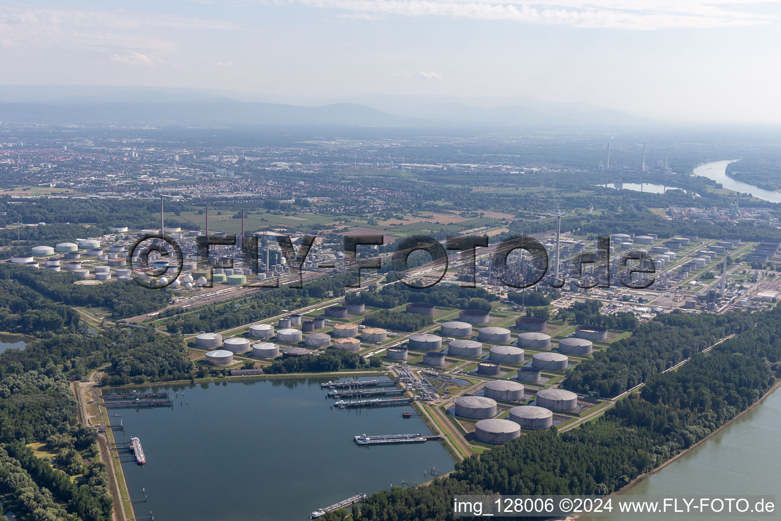 Vue aérienne de Port pétrolier sur le Rhin à le quartier Knielingen in Karlsruhe dans le département Bade-Wurtemberg, Allemagne