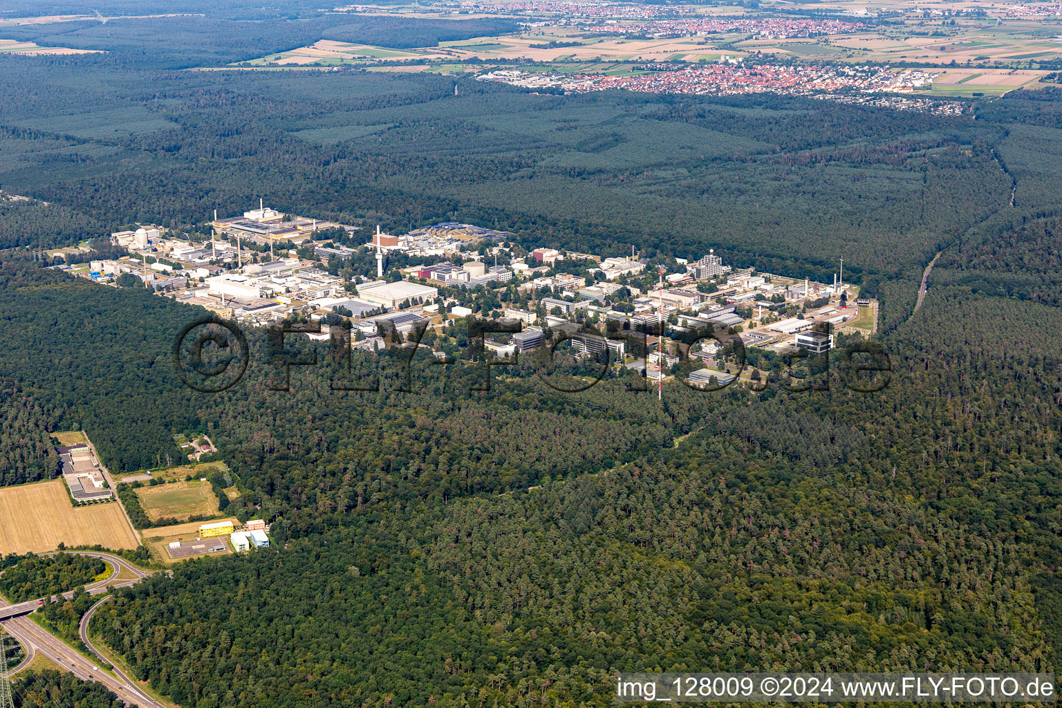 Vue aérienne de KIT Campus Nord depuis le sud-ouest à le quartier Leopoldshafen in Eggenstein-Leopoldshafen dans le département Bade-Wurtemberg, Allemagne