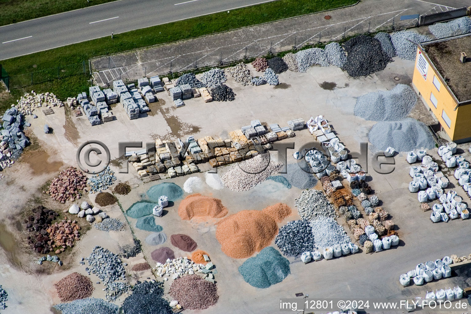 Vue oblique de Gartenkies, Badische Terrazzo Handelsgesellschaft mbH Huttenheimer Landstrasse 2-6 à le quartier Neudorf in Graben-Neudorf dans le département Bade-Wurtemberg, Allemagne