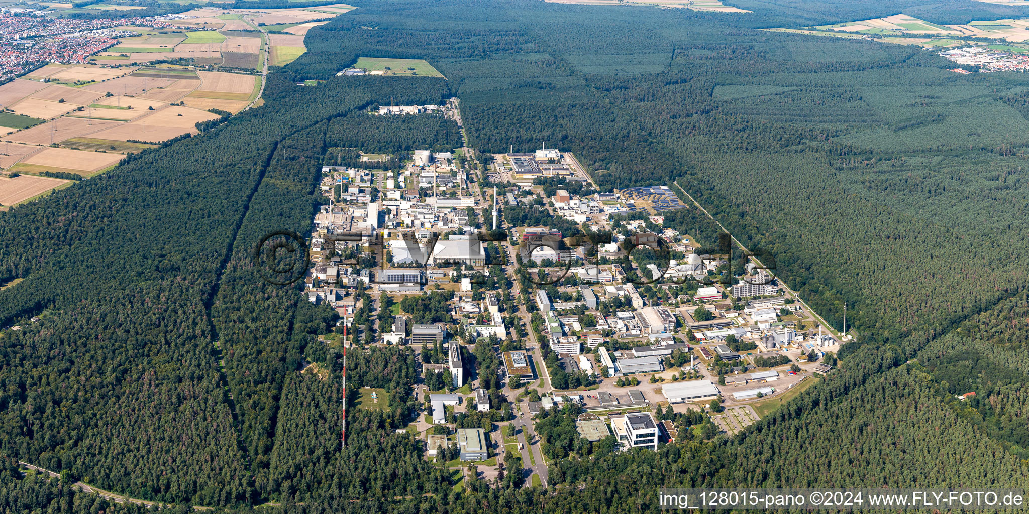 Vue oblique de Bâtiment de recherche et complexe de bureaux du KIT Campus Nord (anciennement Centre de recherche nucléaire de Karlsruhe) à le quartier Leopoldshafen in Eggenstein-Leopoldshafen dans le département Bade-Wurtemberg, Allemagne