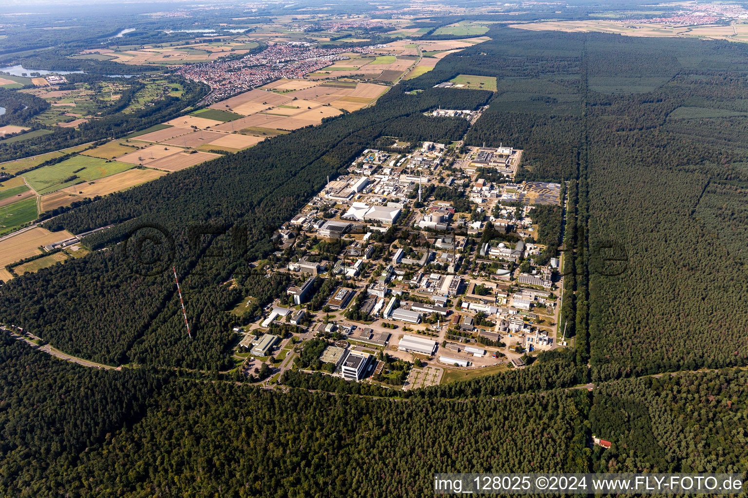 Bâtiment de recherche et complexe de bureaux du KIT Campus Nord (anciennement Centre de recherche nucléaire de Karlsruhe) à le quartier Leopoldshafen in Eggenstein-Leopoldshafen dans le département Bade-Wurtemberg, Allemagne d'en haut