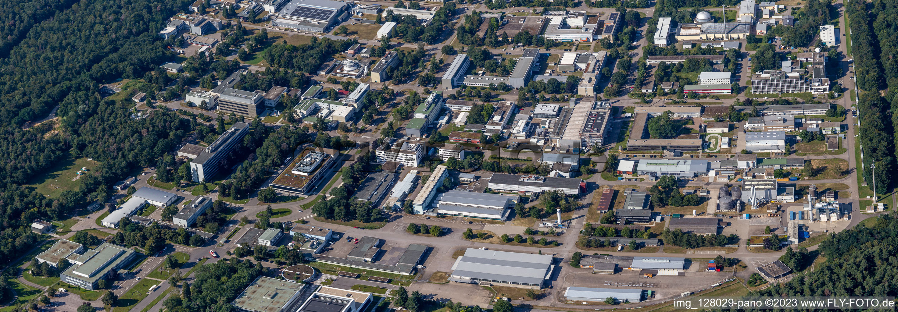 Vue aérienne de Campus University KIT - Campus Nord (ancien centre de recherche nucléaire de Karlsruhe) en arrière-plan de Leopoldshafen à le quartier Leopoldshafen in Eggenstein-Leopoldshafen dans le département Bade-Wurtemberg, Allemagne