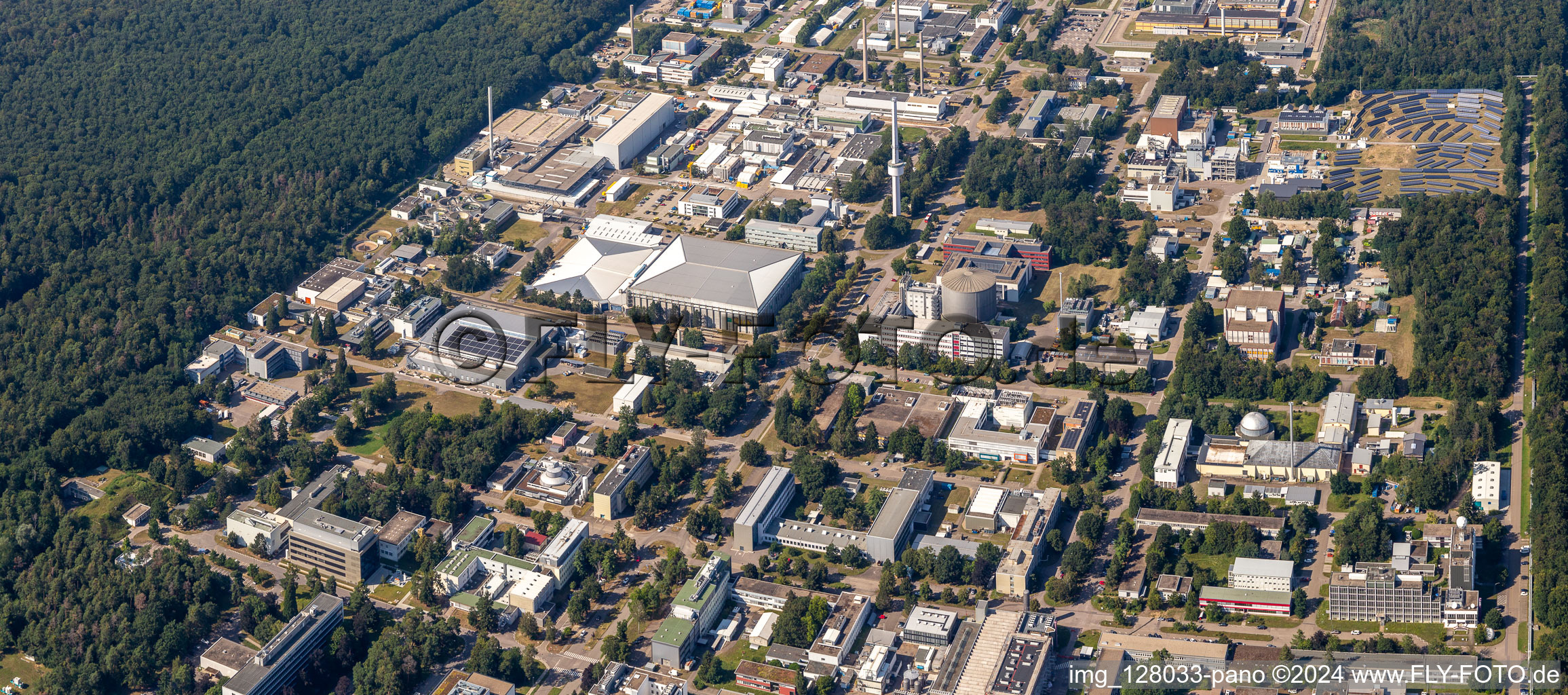 Vue aérienne de Campus University KIT - Campus Nord (ancien centre de recherche nucléaire de Karlsruhe) en arrière-plan de Leopoldshafen à le quartier Leopoldshafen in Eggenstein-Leopoldshafen dans le département Bade-Wurtemberg, Allemagne