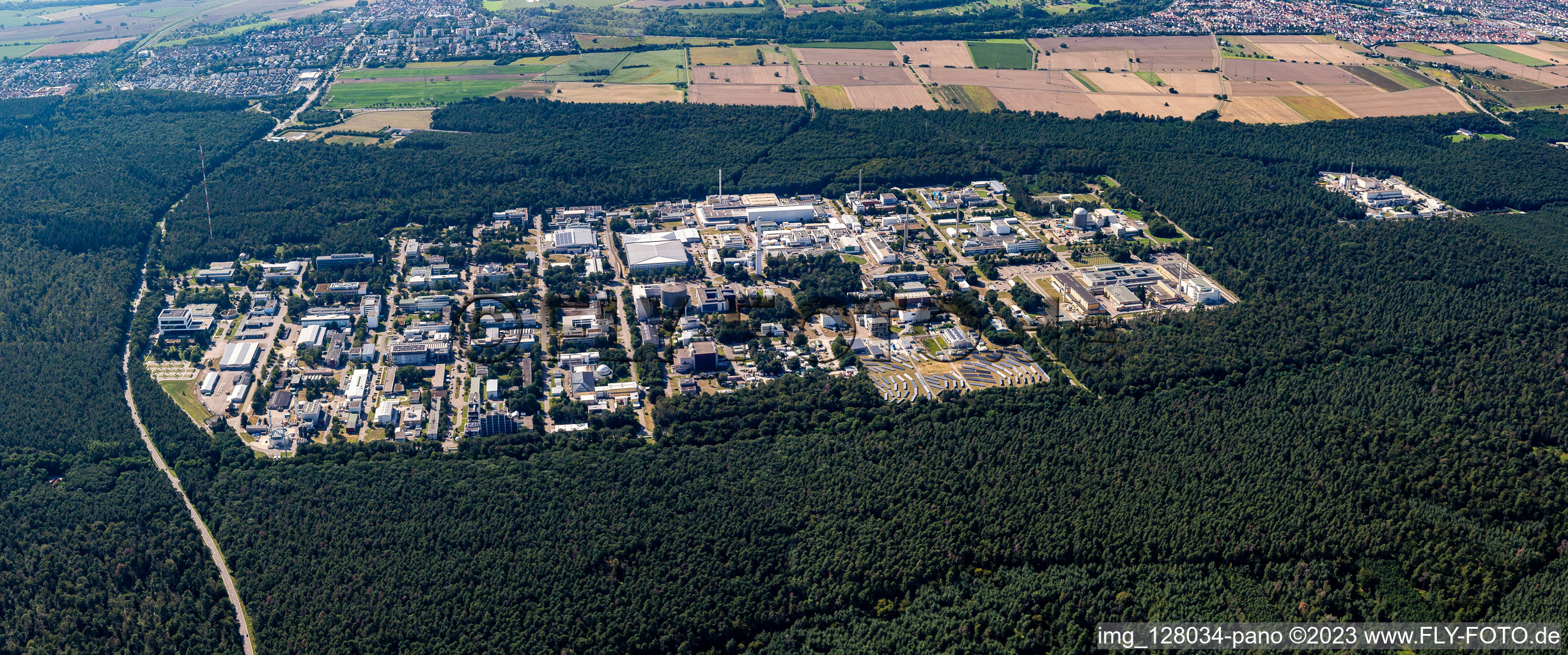 Vue aérienne de KIT Campus Nord depuis l'Est à le quartier Leopoldshafen in Eggenstein-Leopoldshafen dans le département Bade-Wurtemberg, Allemagne